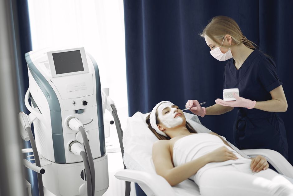 Machine de cryolipolyse ventre utilisée en institut esthétique