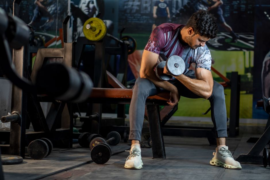 technique curl incliné haltères homme salle de musculation