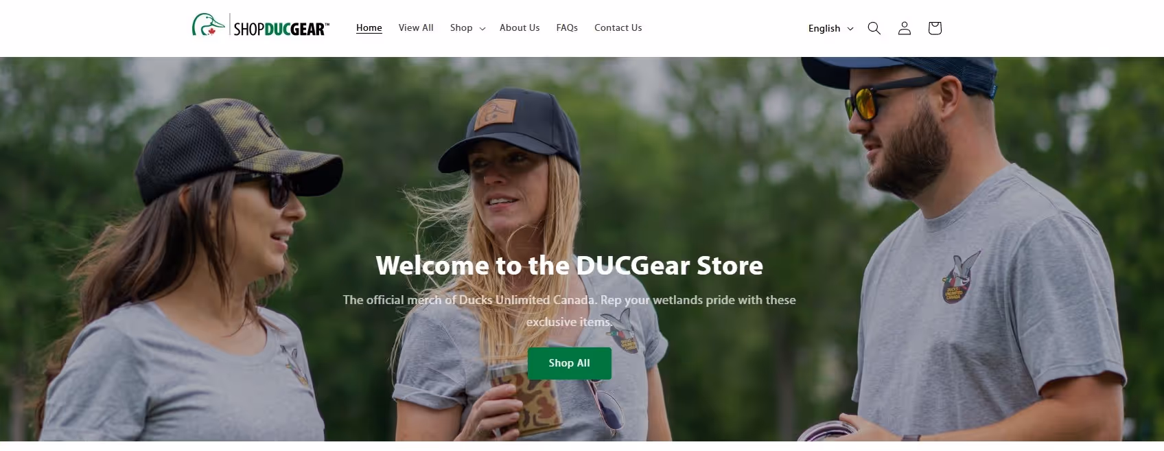 Website for Duc Gear shop, showcasing car accessories in English and French.