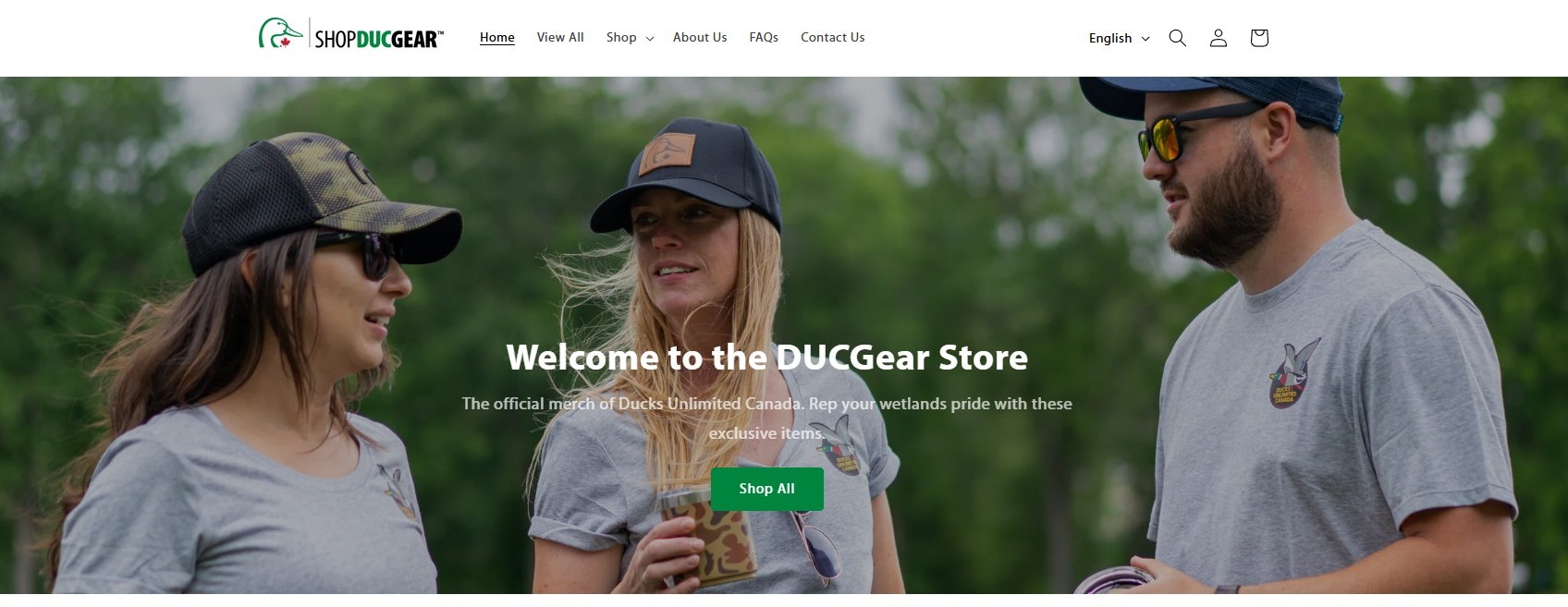 Website for Duc Gear shop, showcasing car accessories in English and French.