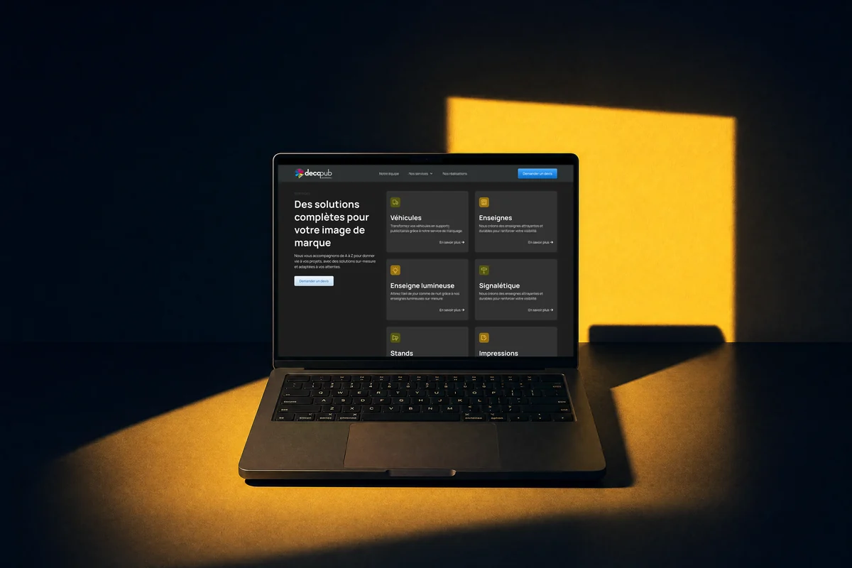 Site web Decopub réalisé par l'agence Apollo à Brest : la section des solutions sur un MacBook éclairé par une lumière jaune