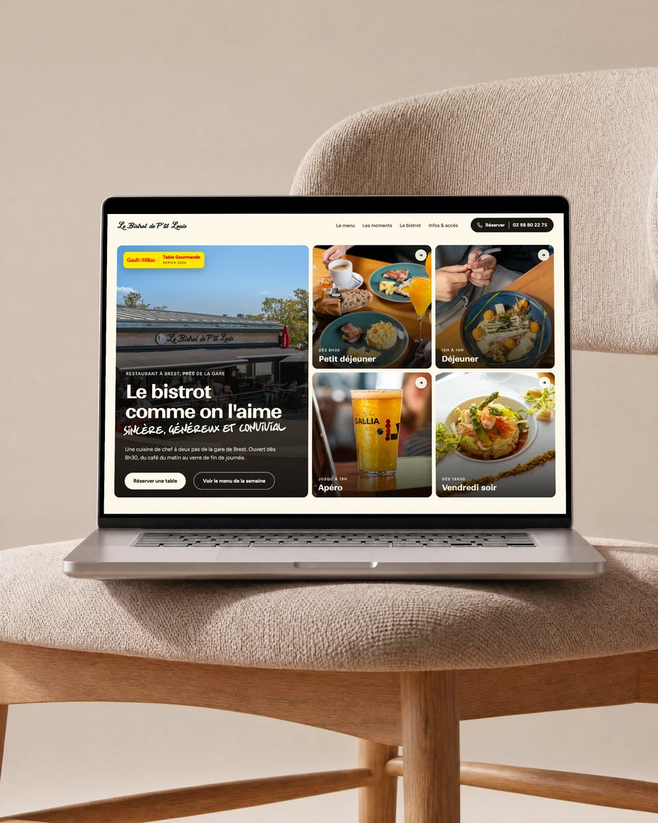 Site web Le Bistrot de P'tit Louis réalisé par l'agence Apollo à Brest : la page d'accueil sur un MacBook posé sur une chaise