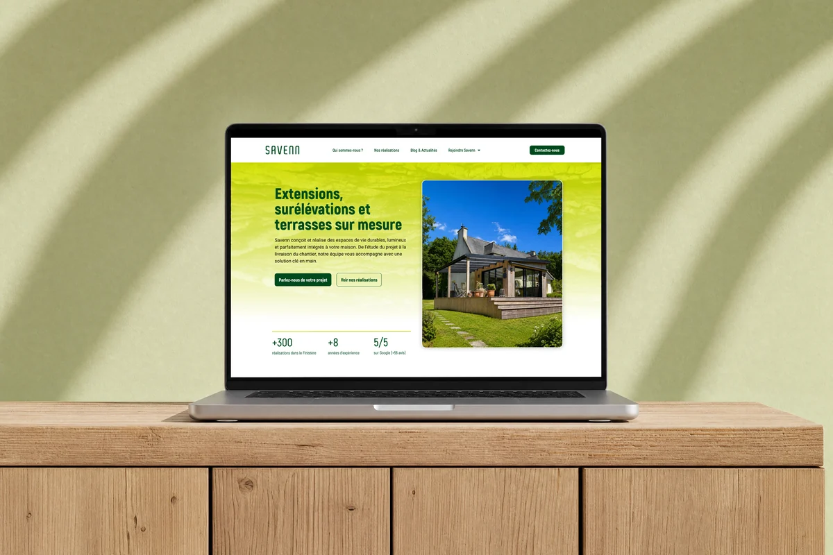 Site web Savenn réalisé par l'agence Apollo à Brest : la page d'accueil sur un MacBook posé sur un meuble en bois