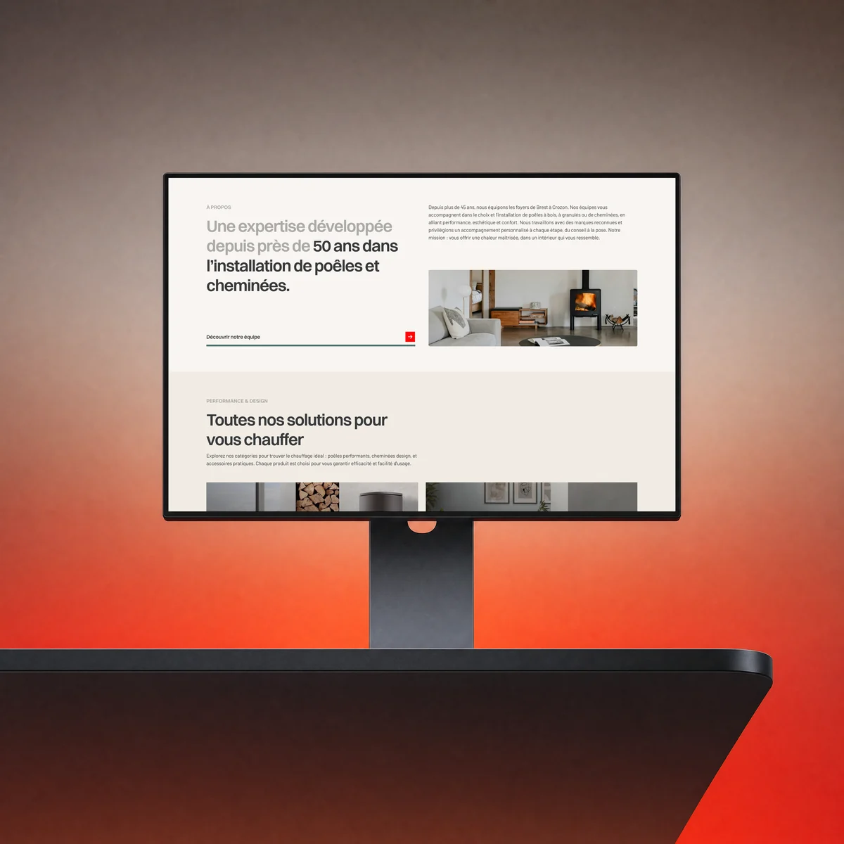 Site web Cheminées Lamour réalisé par l'agence Apollo à Brest : la présentation de l'entreprise sur un écran d'ordinateur