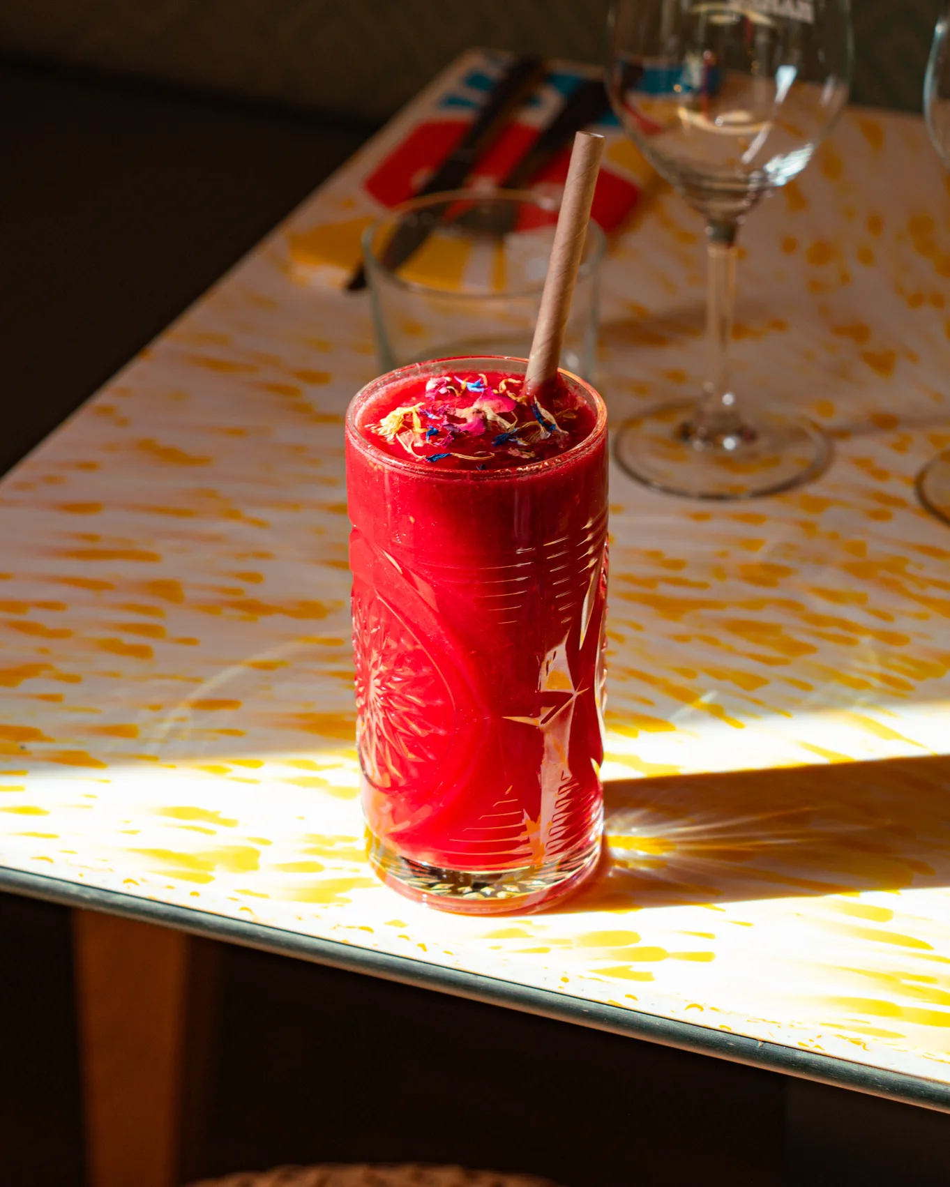 Cocktail rouge servi au Mambo, shooting de l'agence Apollo