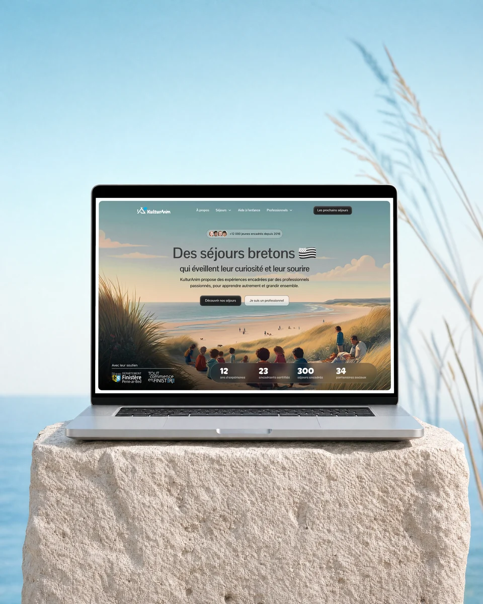 Site web KulturAnim réalisé par l'agence Apollo à Brest : la page d'accueil sur un MacBook posé sur une pierre face à la mer