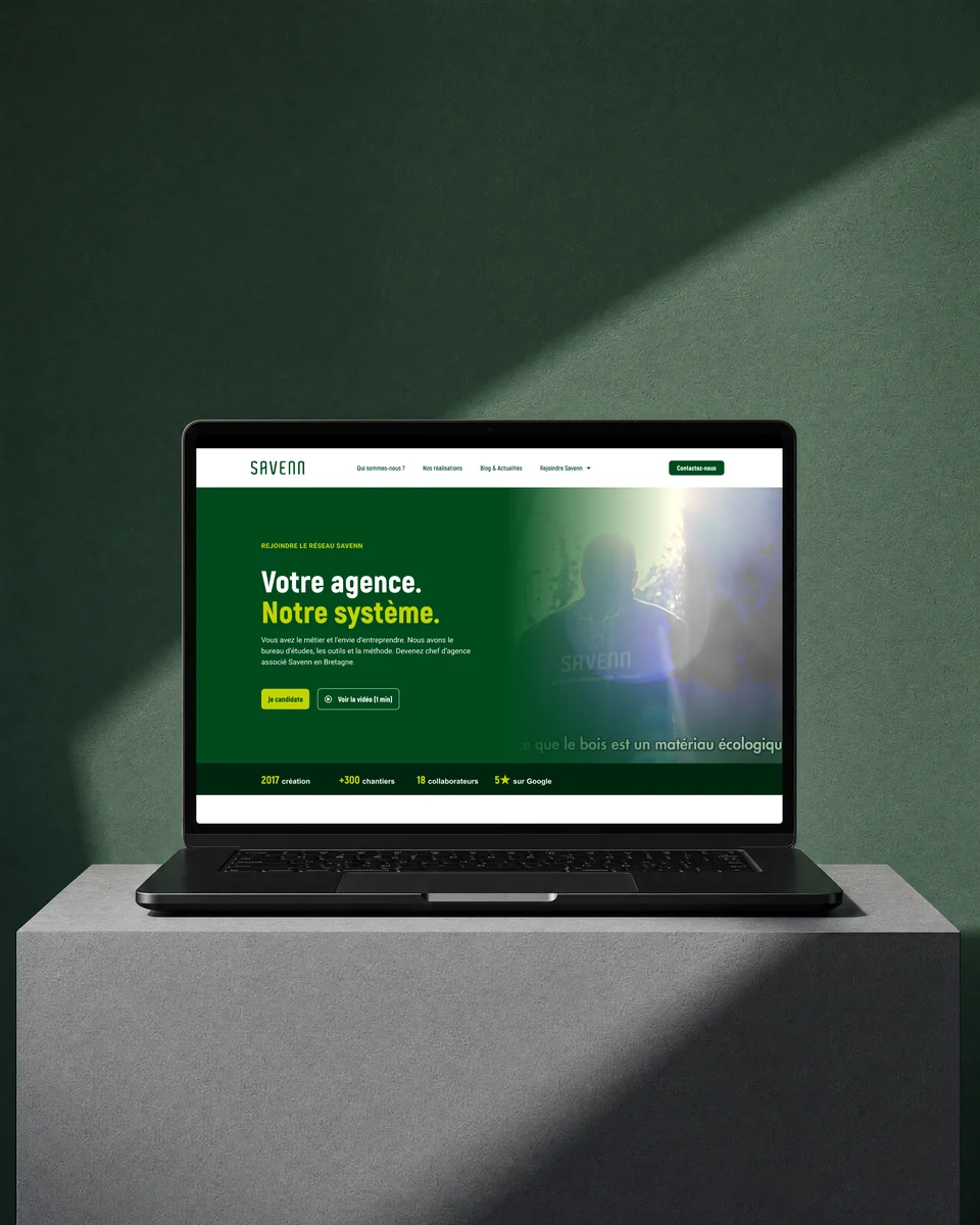 Site web Savenn réalisé par l'agence Apollo à Brest : la page Ouvrir mon agence sur un MacBook devant un mur vert