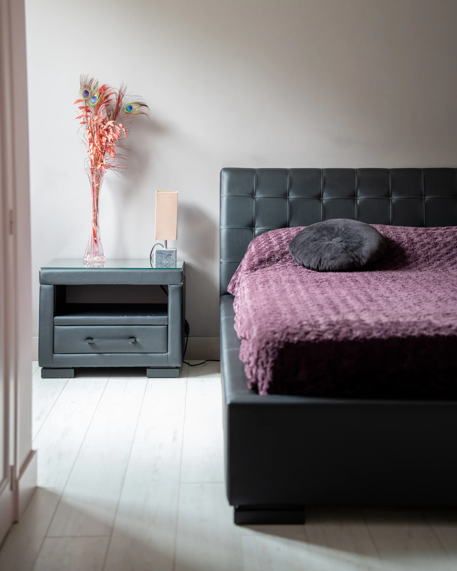 Chambre aux tons gris et prune dans une maison à Rennes, shooting immobilier de l'agence Apollo pour Kretz