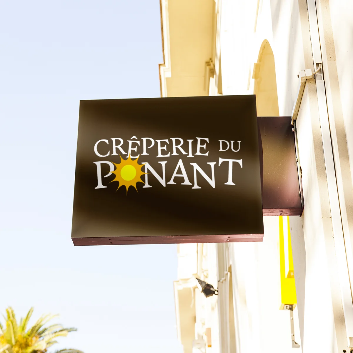 Enseigne de la Crêperie du Ponant sur une façade, concept graphique de l'agence Apollo