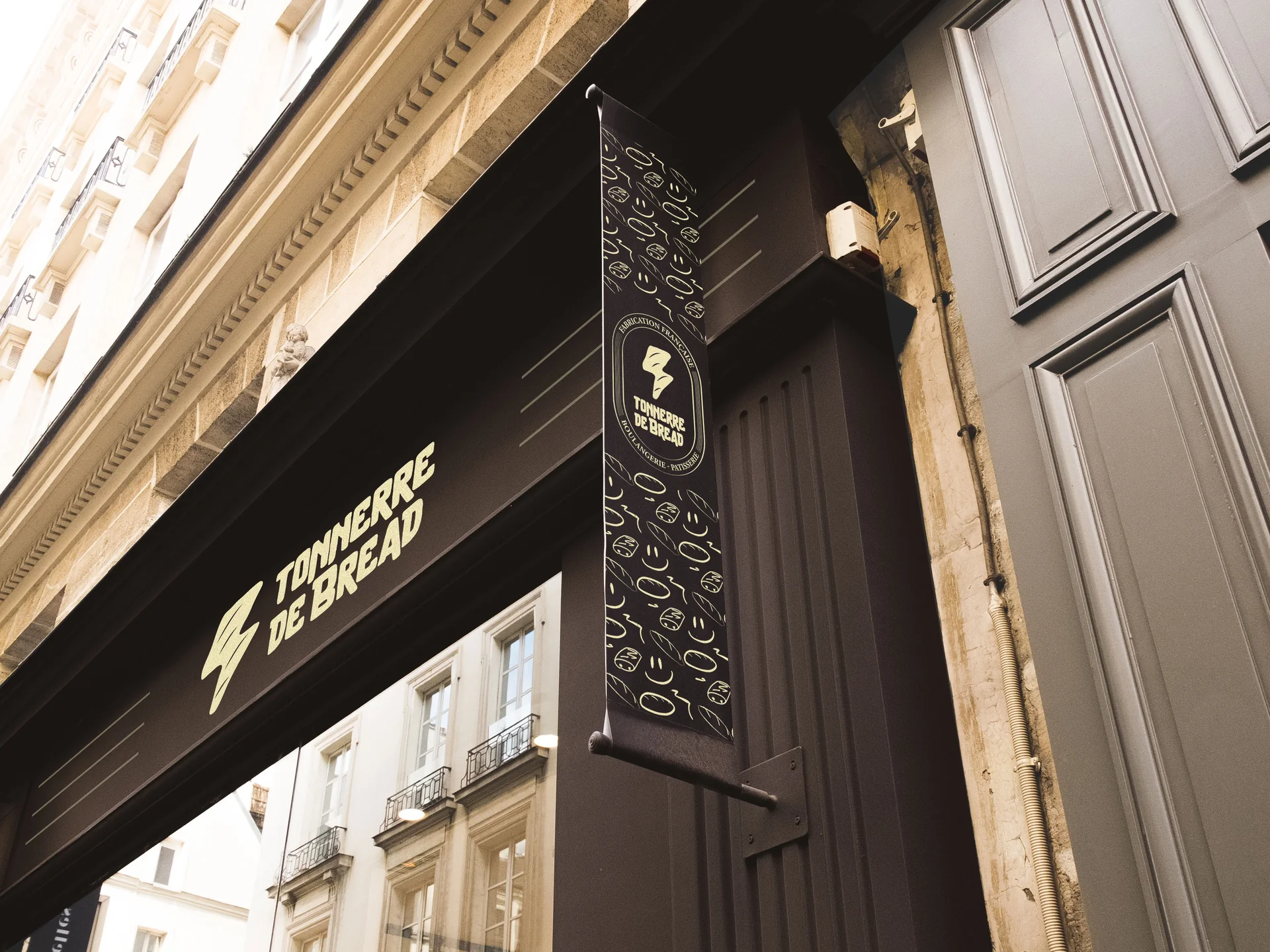 Devanture de la boulangerie Tonnerre de Bread, concept graphique de l'agence Apollo