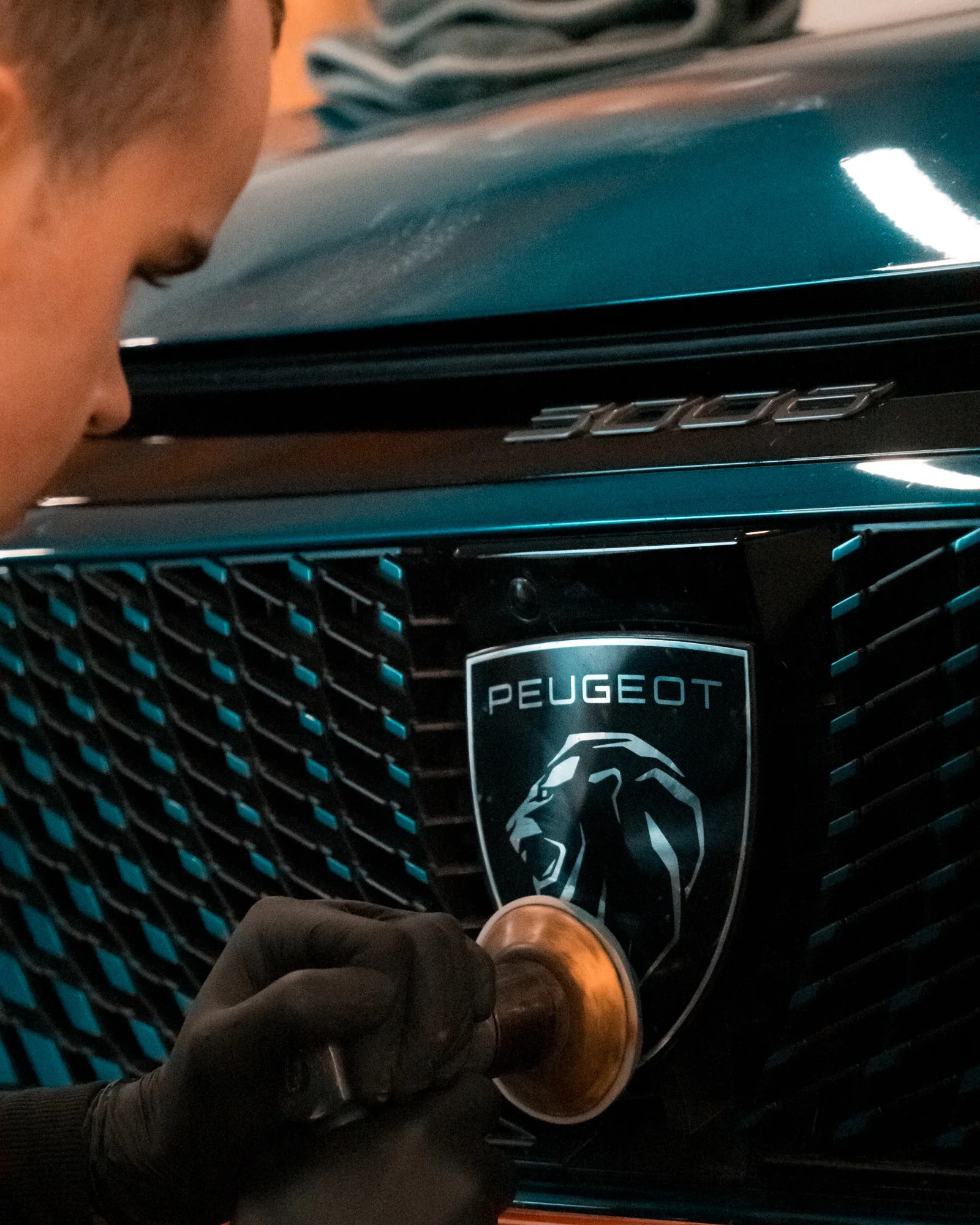 Polissage de la calandre d'une Peugeot 3008 chez Breizh Restit Auto, shooting de l'agence Apollo