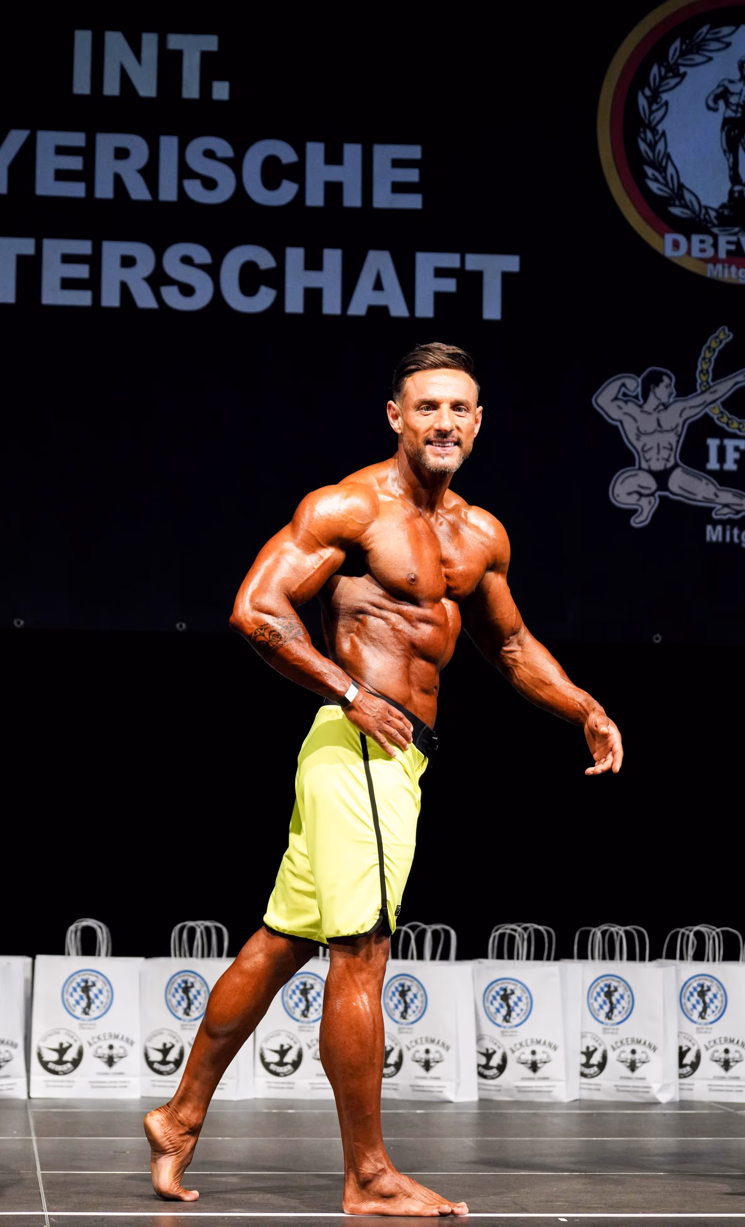 Coach Niko, Men´s Physique, Personal Trainer für Fitness, Ernährung und Mindset Coaching für deine Transformation in Wiesbaden und Online