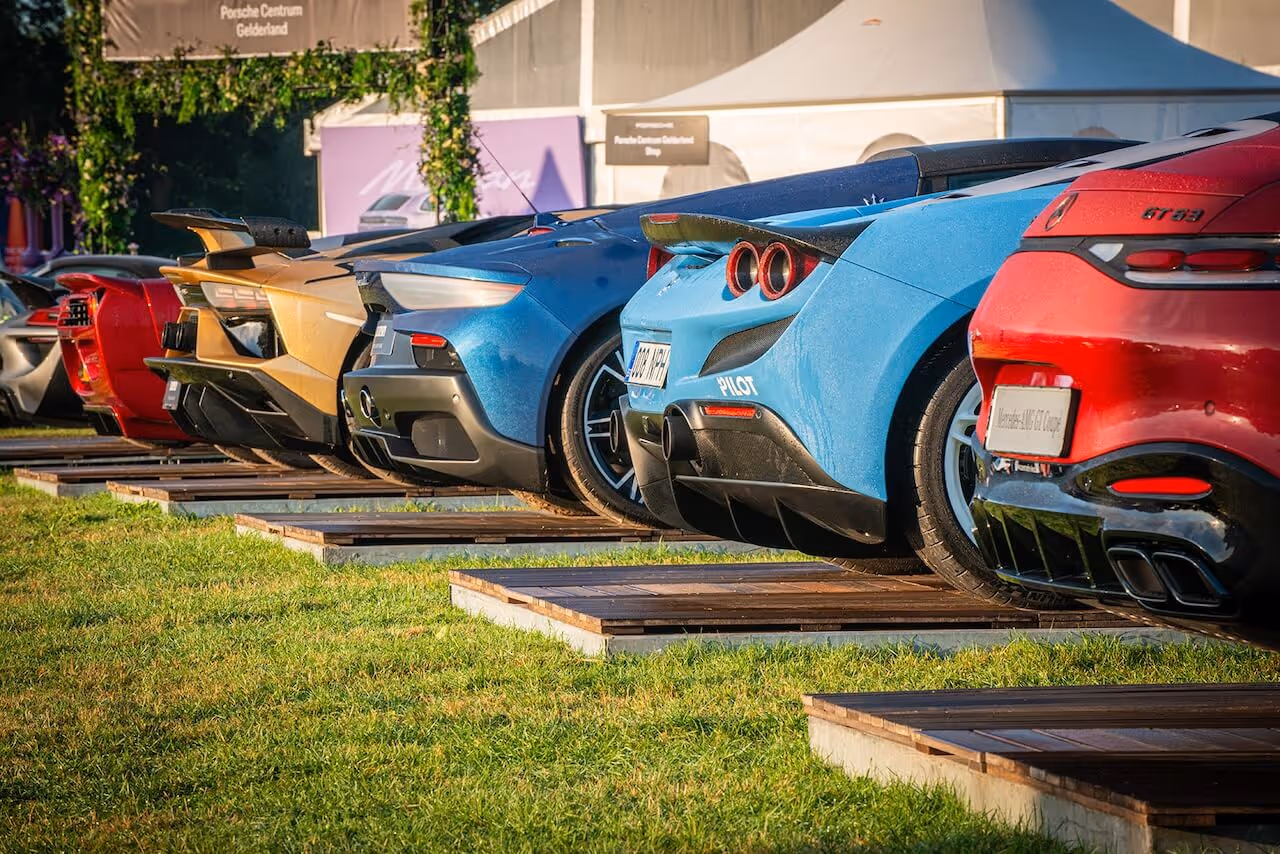 Moderne supercar op het gazon van Landgoed Mariënwaerdt