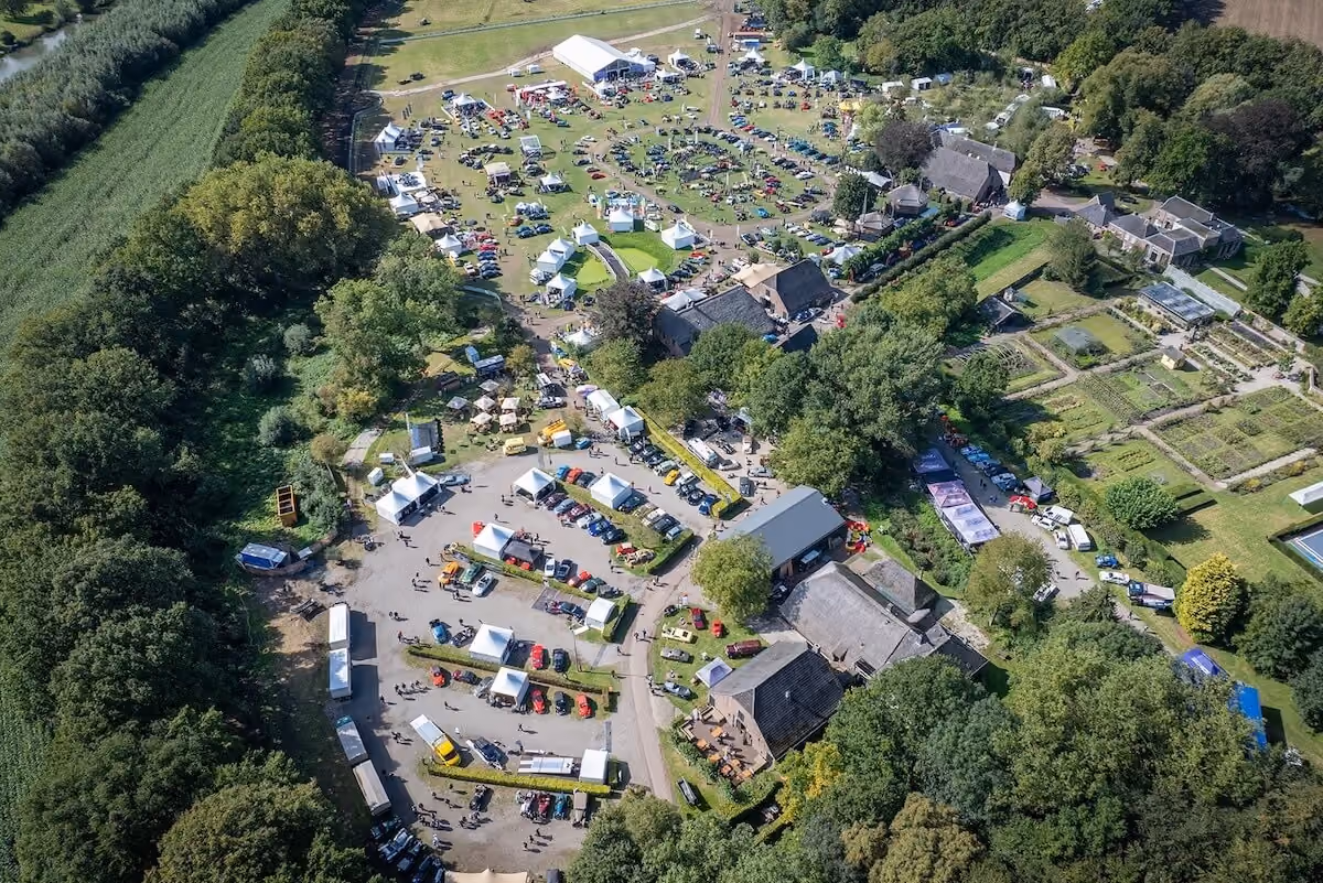 Bezoekers en klassieke automobielen op Landgoed Mariënwaerdt