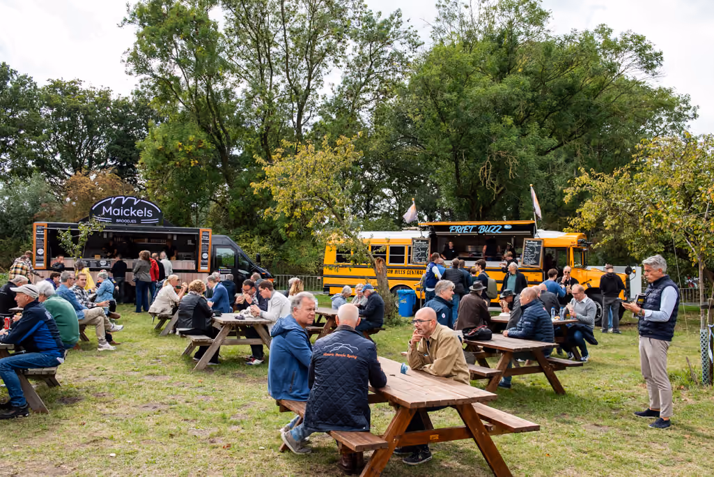 Bezoekers genieten van eten en drinken op het landgoed