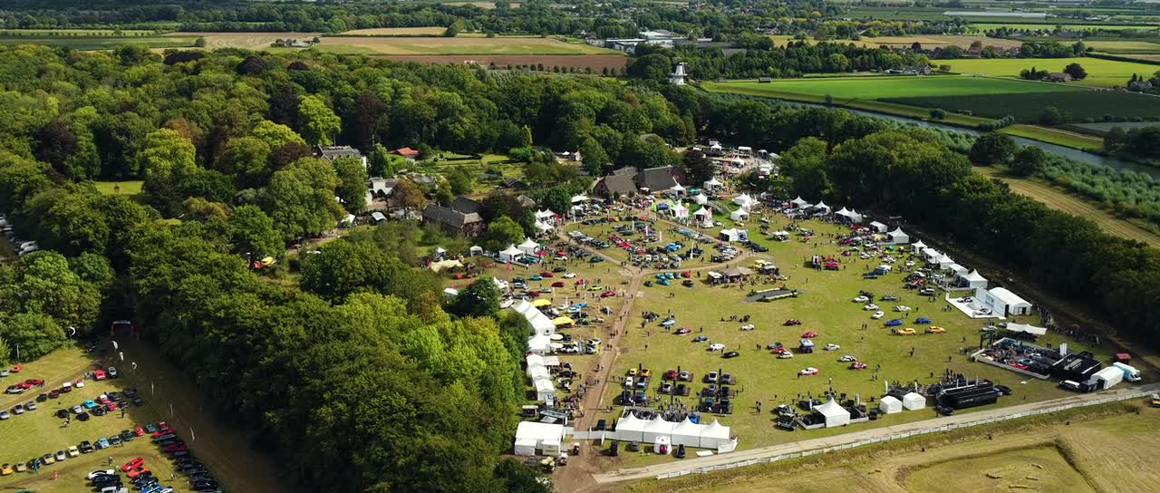 De monumentale toegangspoort van Landgoed Mariënwaerdt met de oprijlaan erachter
