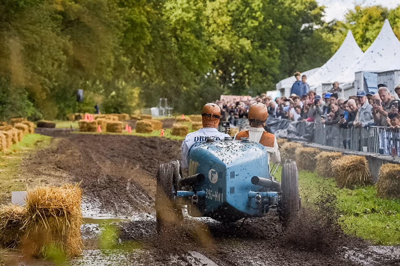 Vooroorlogse racewagen in actie tijdens de Pre-War Sprint