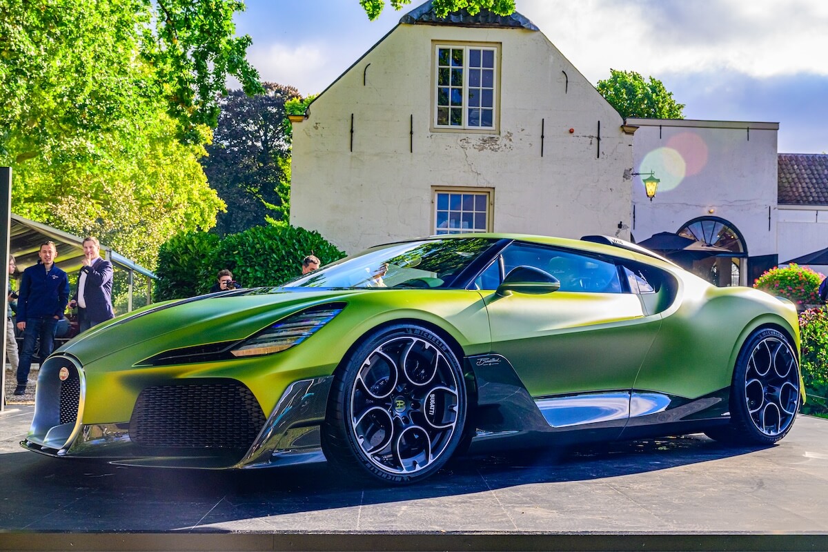 Moderne hypercar voor de gebouwen van landgoed Mariënwaerdt