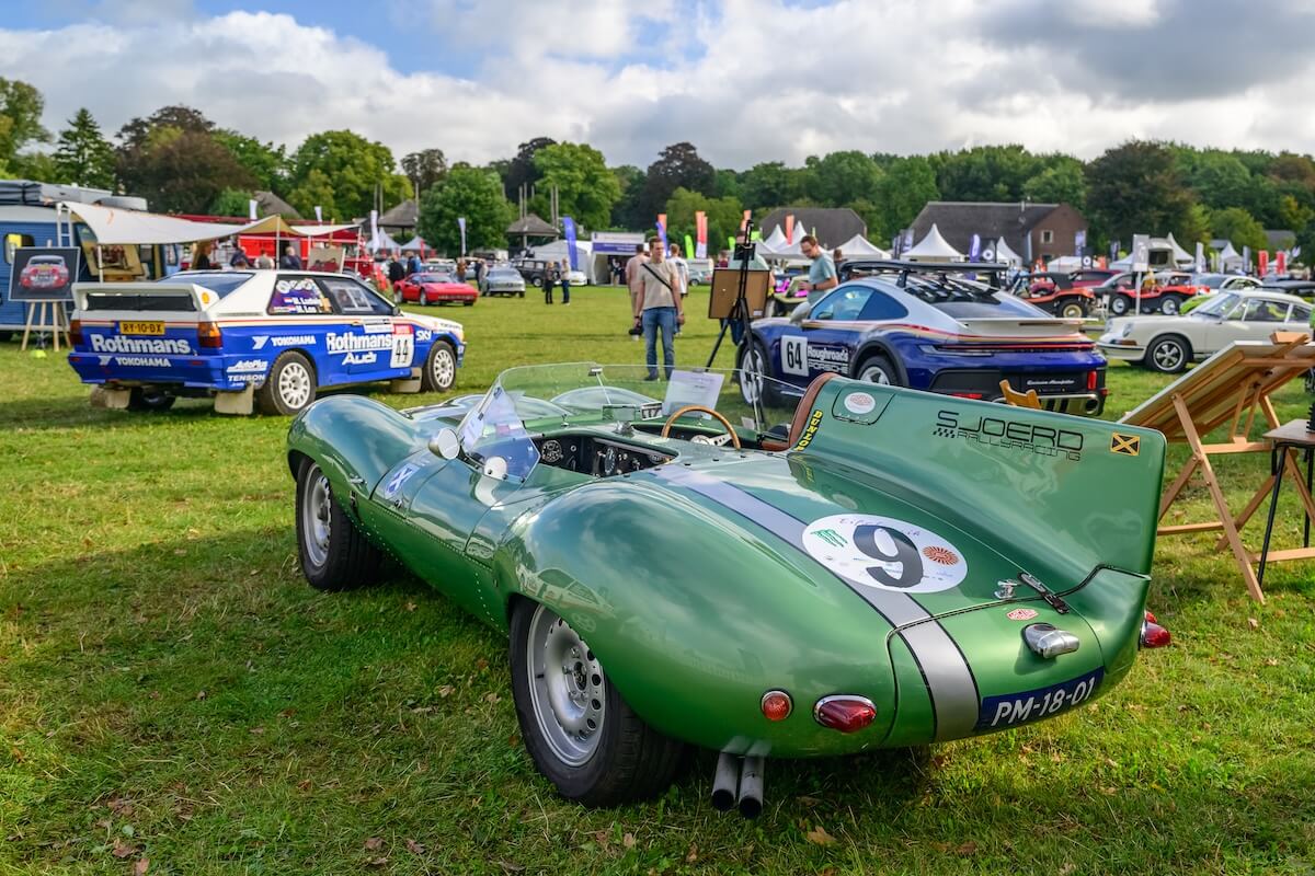 Groene klassieke racewagen op het veld tijdens Wheels Mariënwaerdt