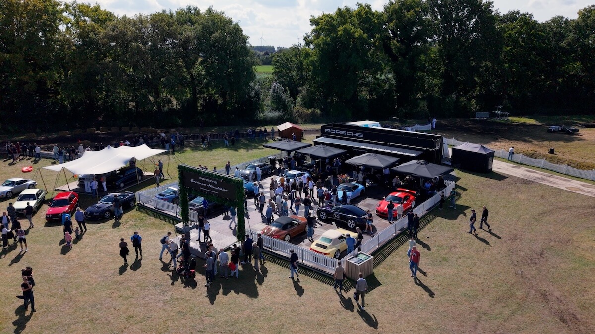 Luchtfoto van het evenemententerrein met paviljoen en autopresentatie