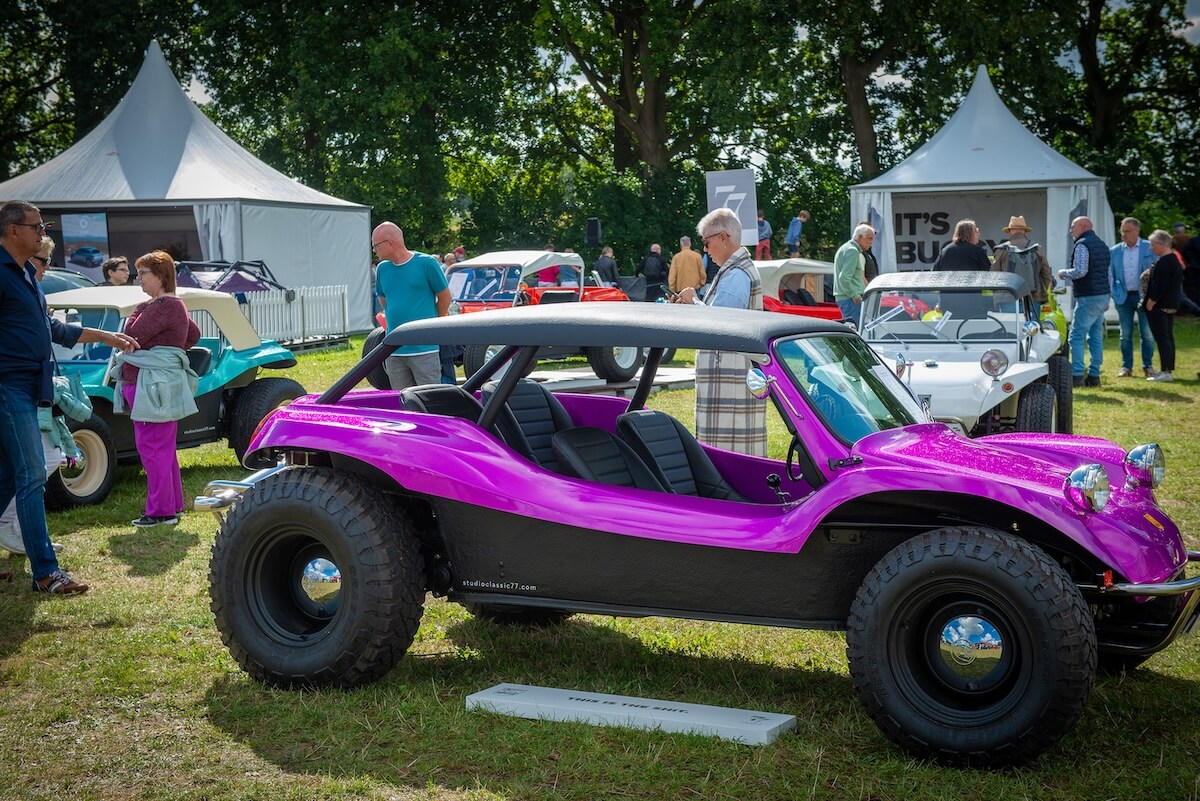 Paarse strandbuggy tussen de deelnemende automobielen