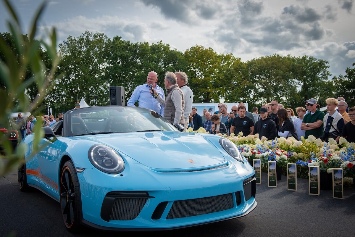 Lichtblauwe Porsche tijdens het Concours d'Elegance