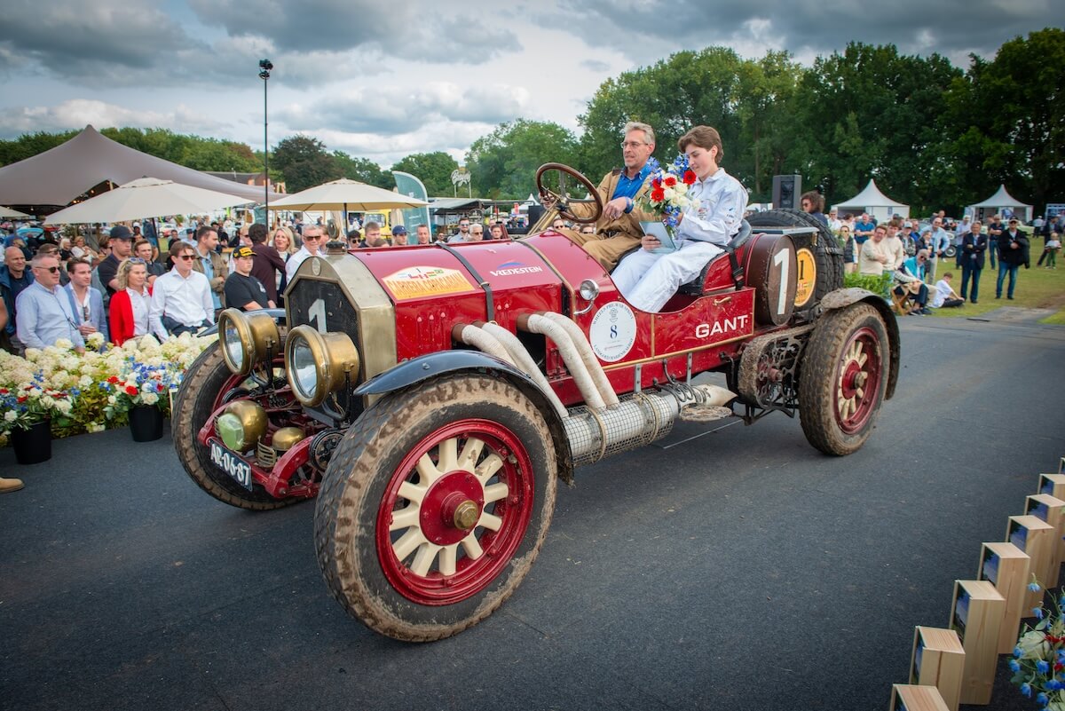 Vooroorlogse racewagen rijdt voor het publiek