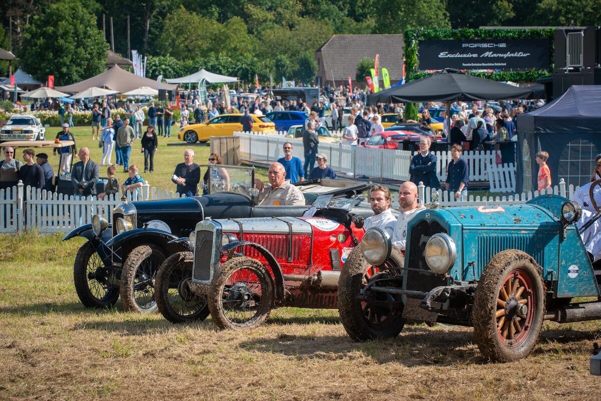 Vooroorlogse automobielen staan klaar voor de Trial