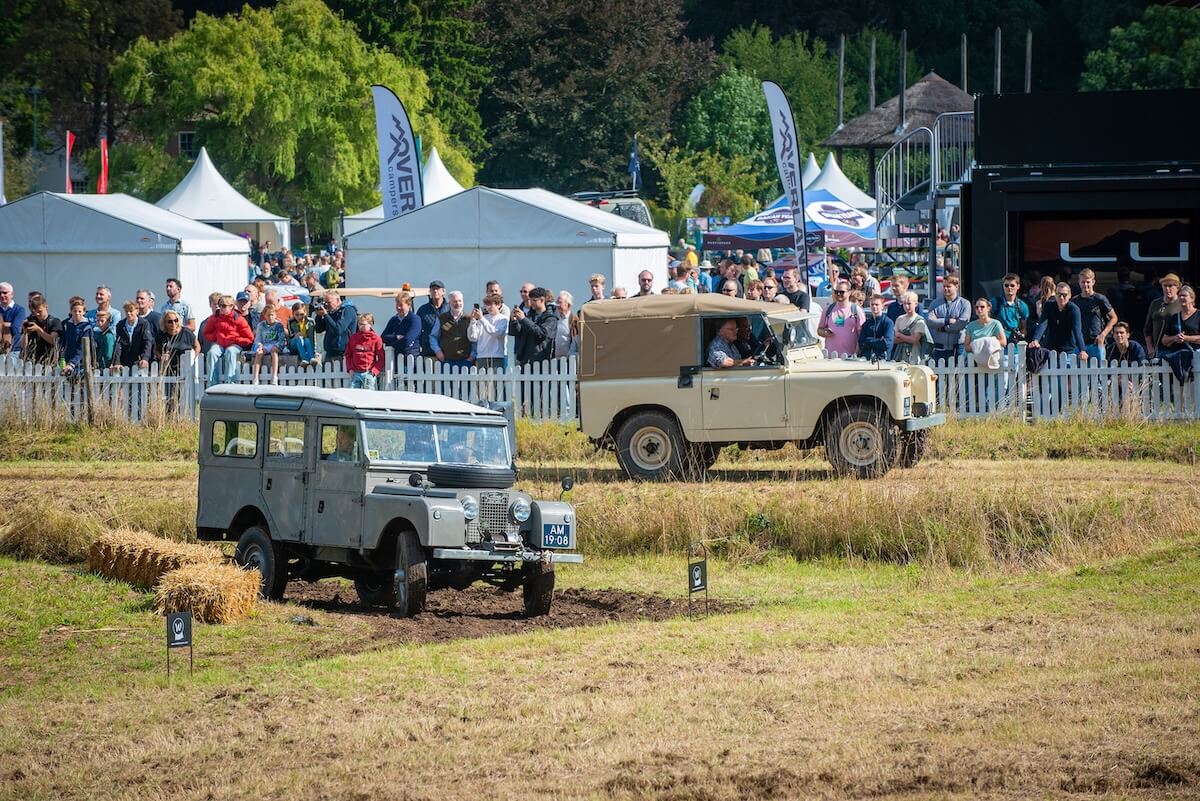 Klassieke terreinwagens tijdens de Trial op het landgoed