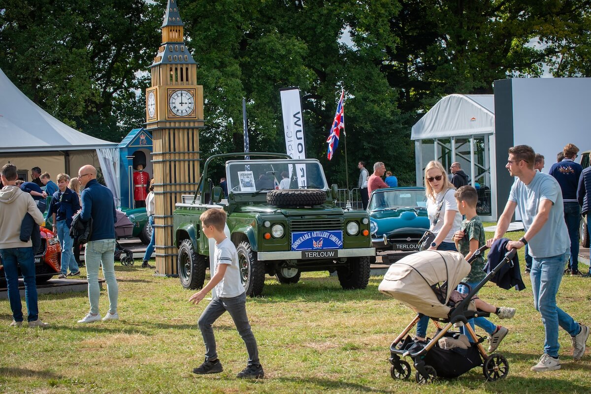 Bezoekers bij de merkenstands op de Wheels Fair