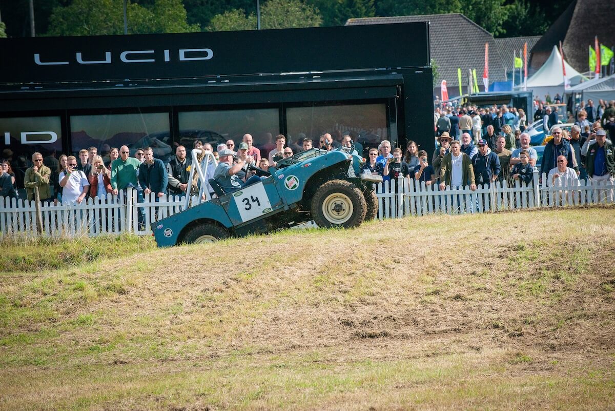 Klassieke auto beklimt de helling tijdens de Trial