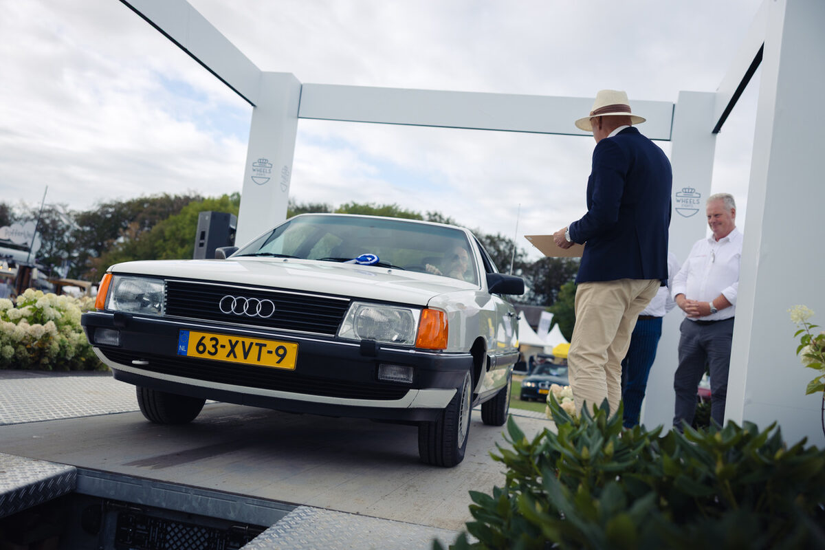 Audi 100 1.8 CD op het beoordelingspodium tijdens het Youngtimer Concours 2026