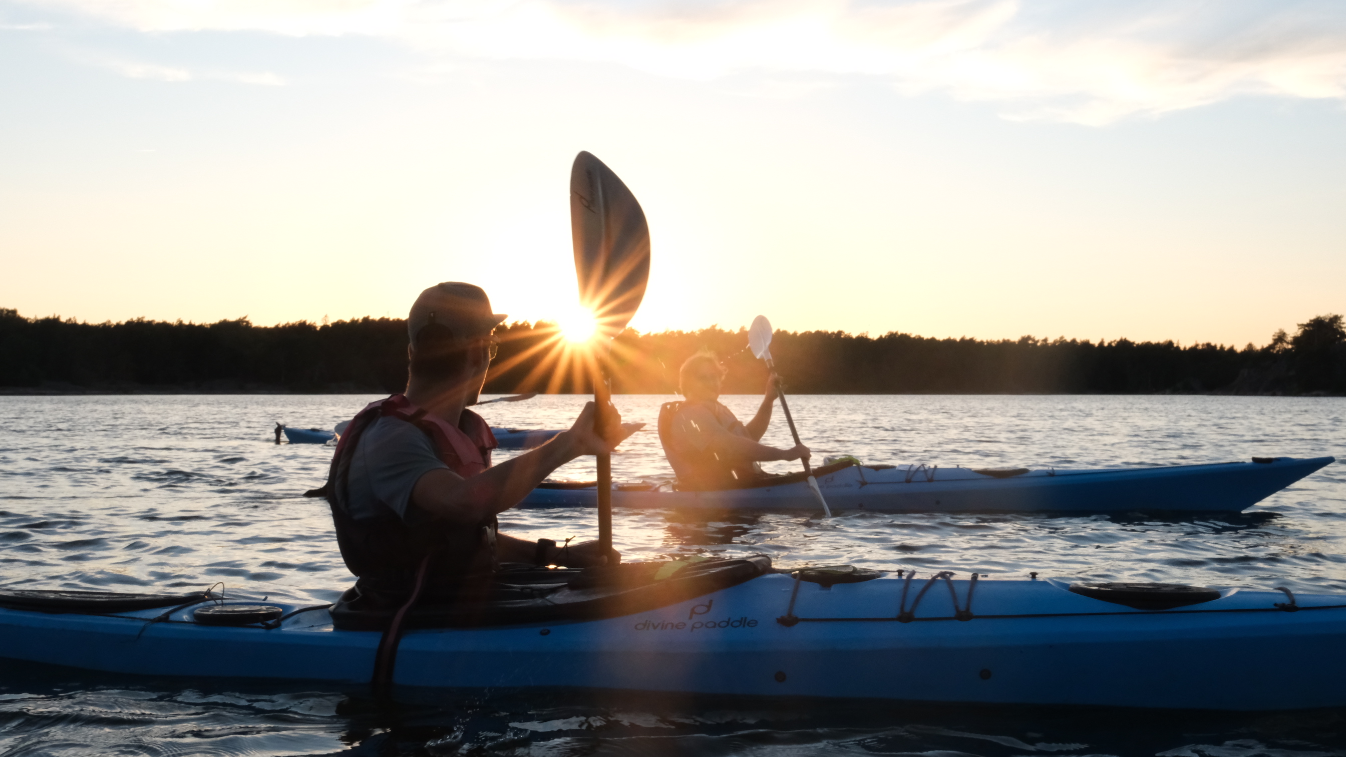 Seekajakfahrer im Gegenlicht der Abendsonne im schwedischen Schärengarten