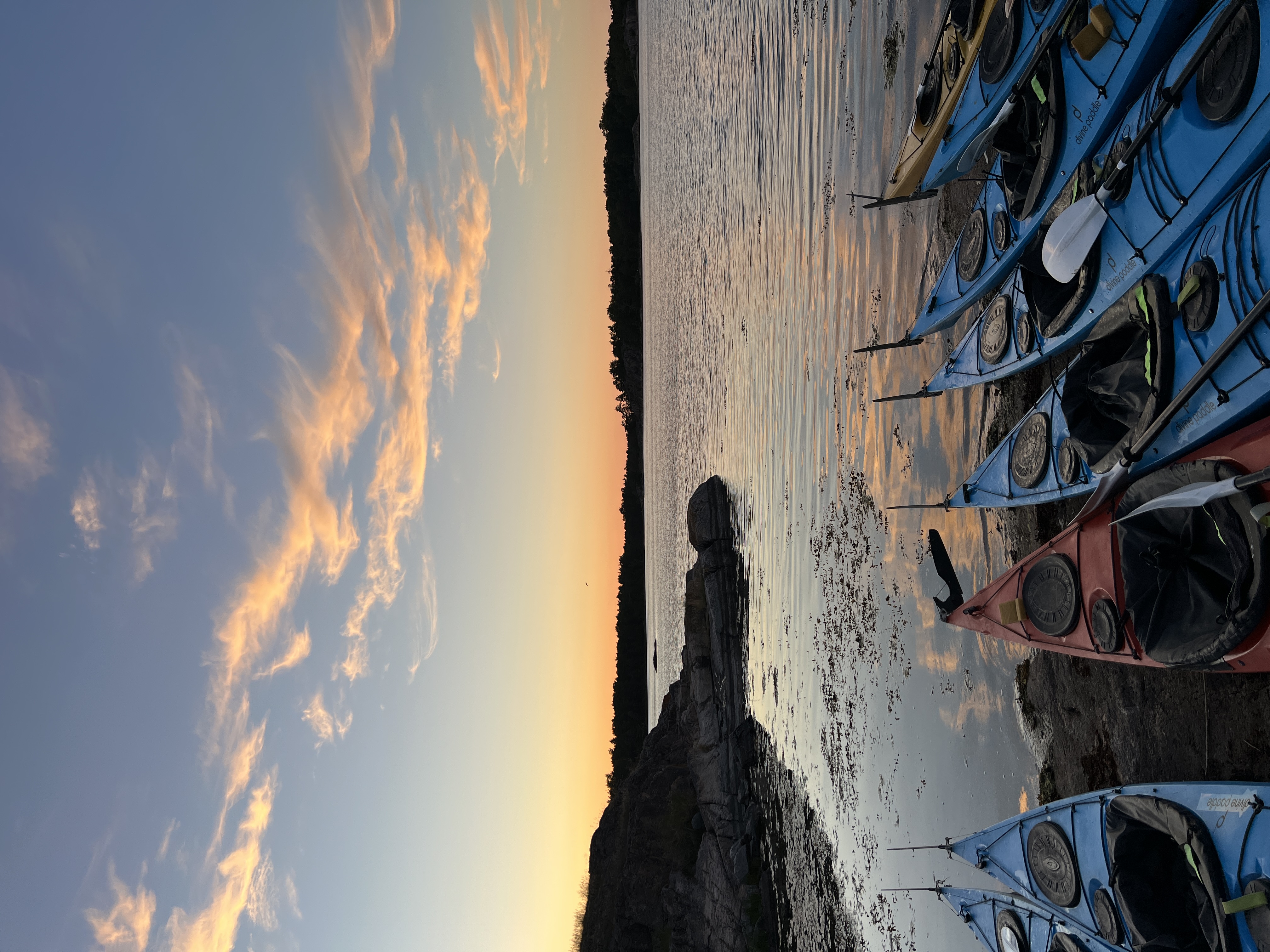 Seekajaks am Ufer im Abendlicht