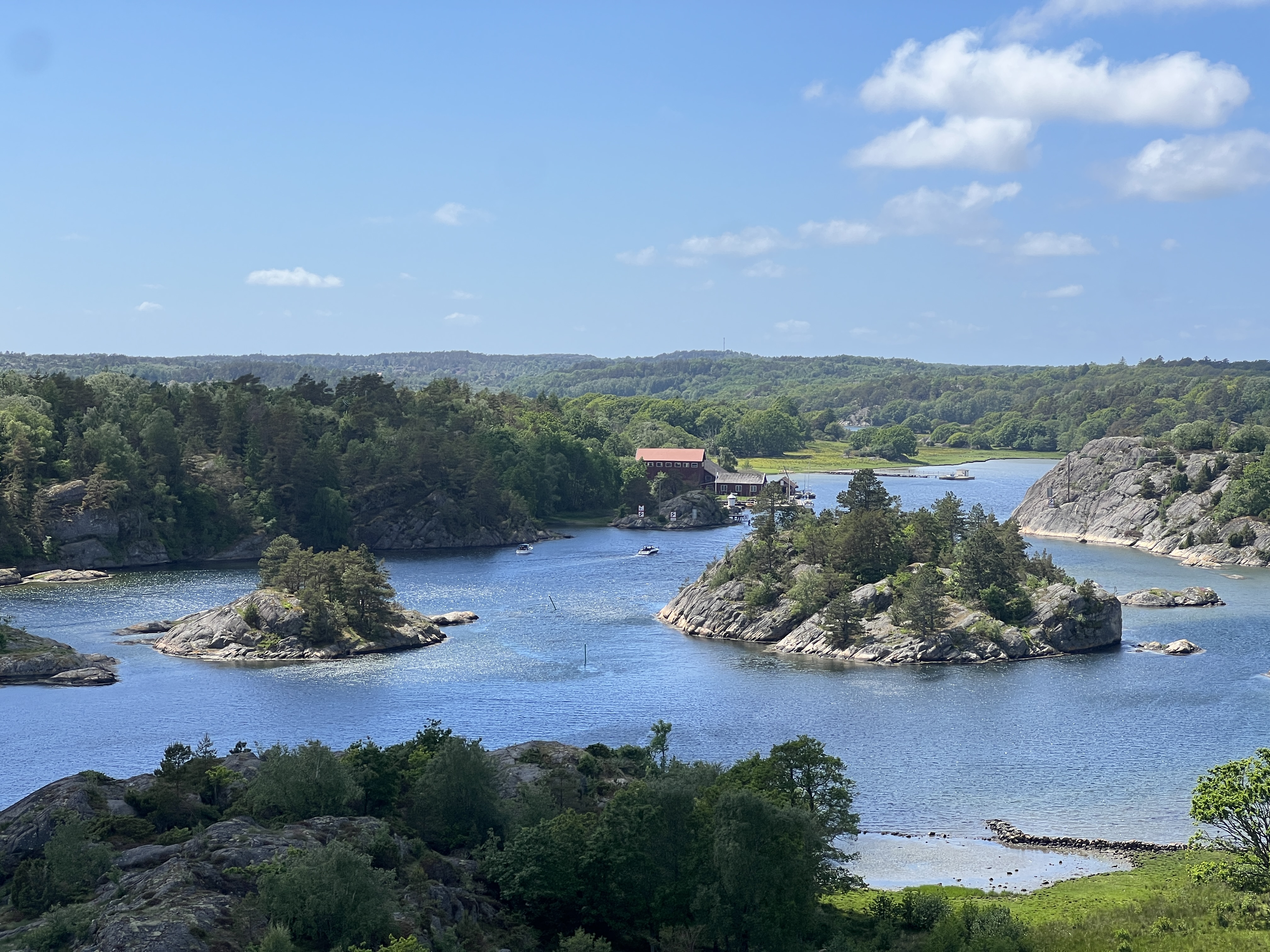 Blick über den Schärengarten mit Granitinseln und klarem Wasser
