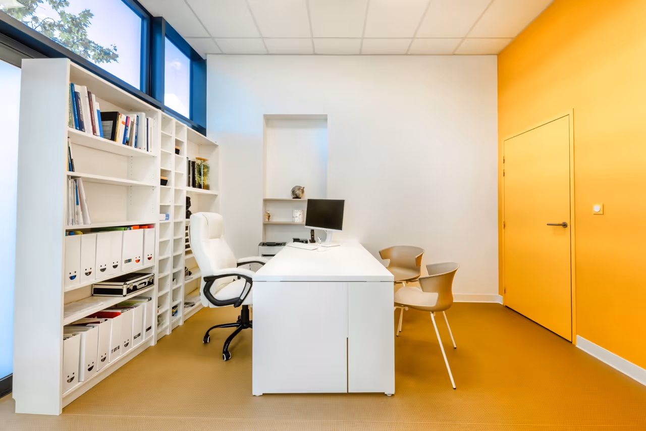 Intérieur du cabinet Ekla, 660 avenue du Mondial 98, Montpellier, cabinet de chirurgie-dentaire moderne et lumineux.