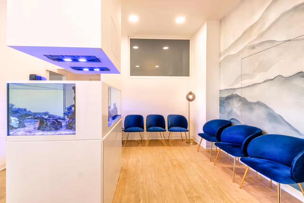 Intérieur du cabinet Ekla, 660 avenue du Mondial 98, Montpellier, cabinet de chirurgie-dentaire moderne et lumineux.