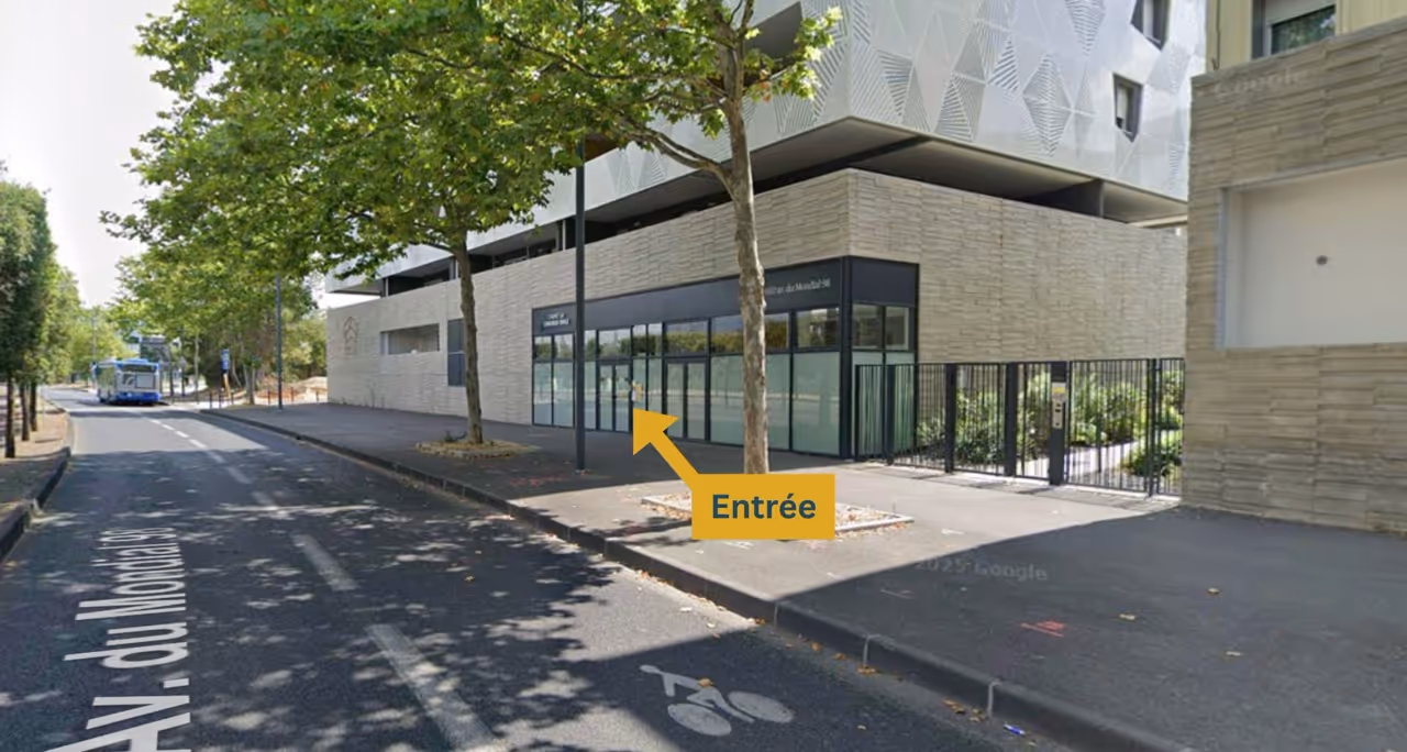 Entrée du cabinet Ekla, 660 avenue du Mondial 98, Montpellier, cabinet de chirurgie-dentaire.