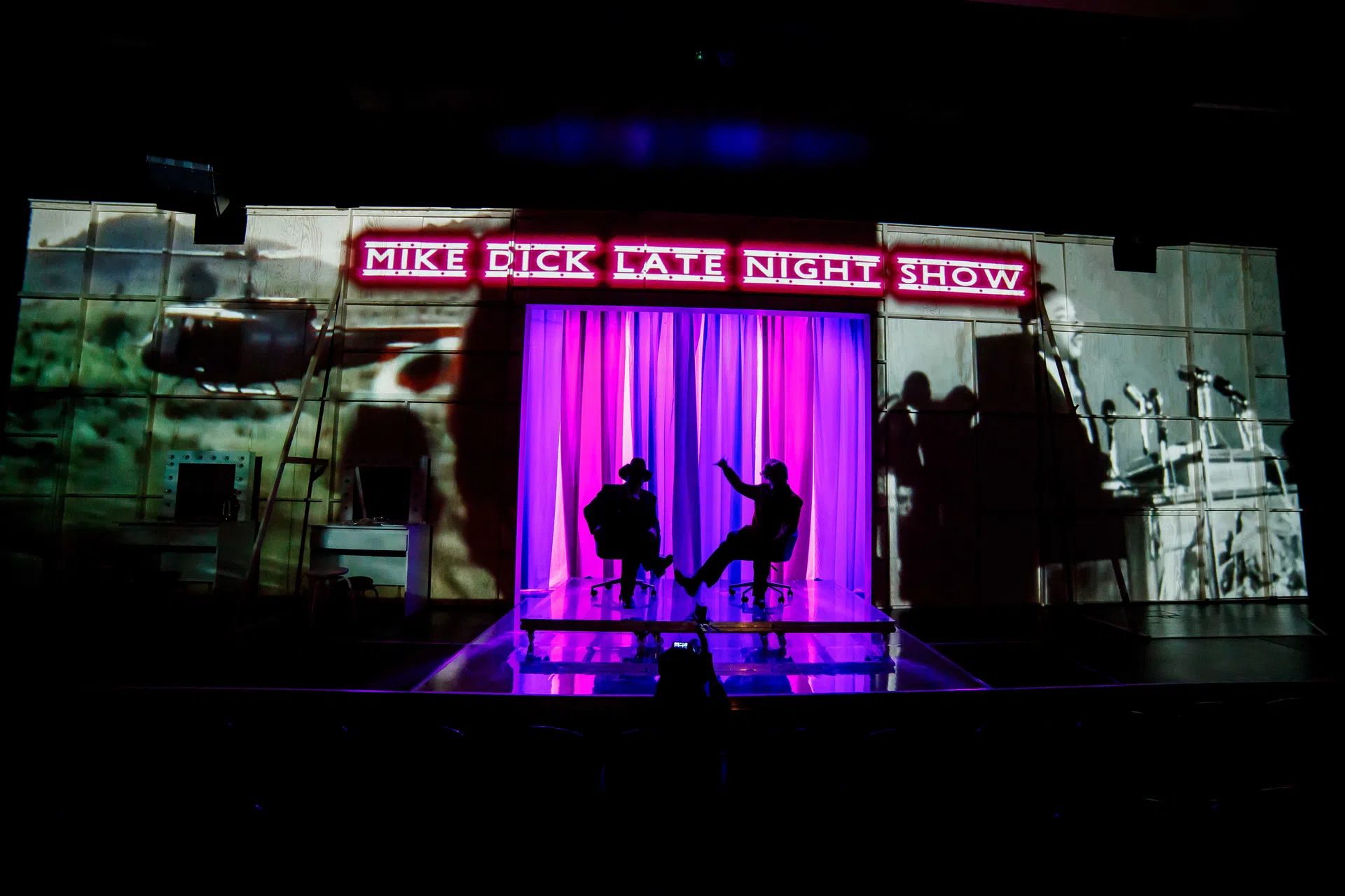 Dwóch aktorów siedzi na scenie. Fot: Krzysztof Bieliński