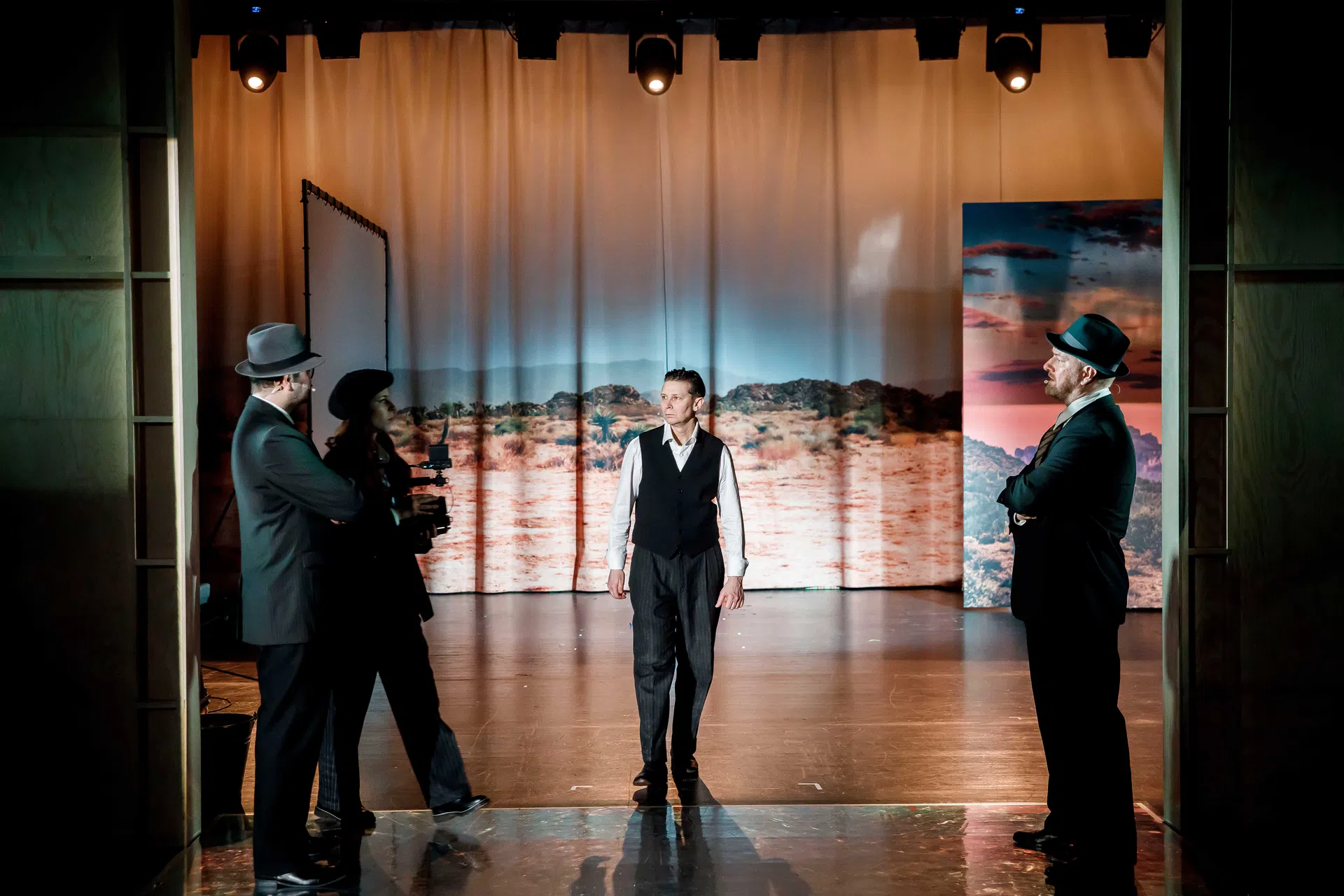 Grupa aktorów. Fot: Krzysztof Bieliński