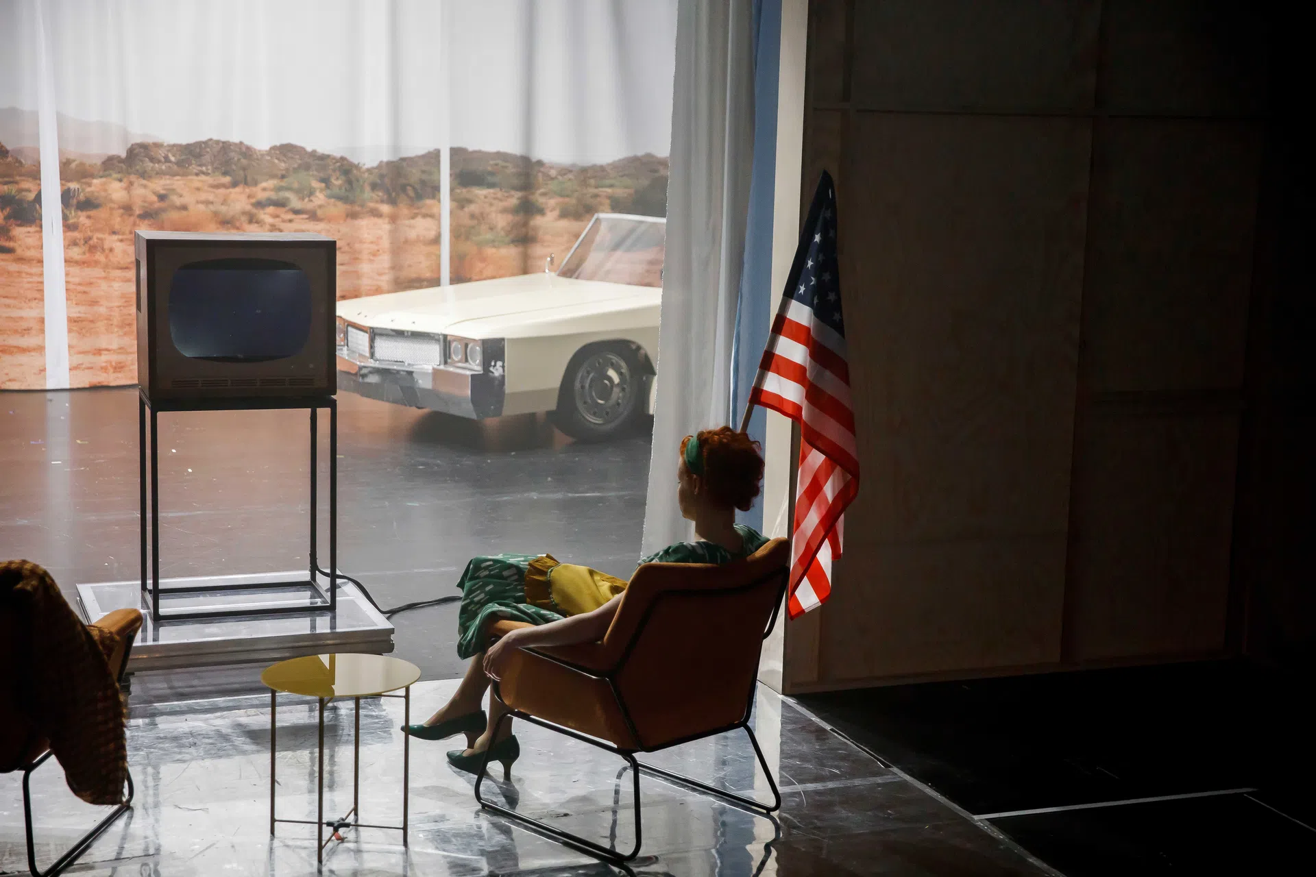 Aktorka siedząca przed telewizorem. Fot: Krzysztof Bieliński