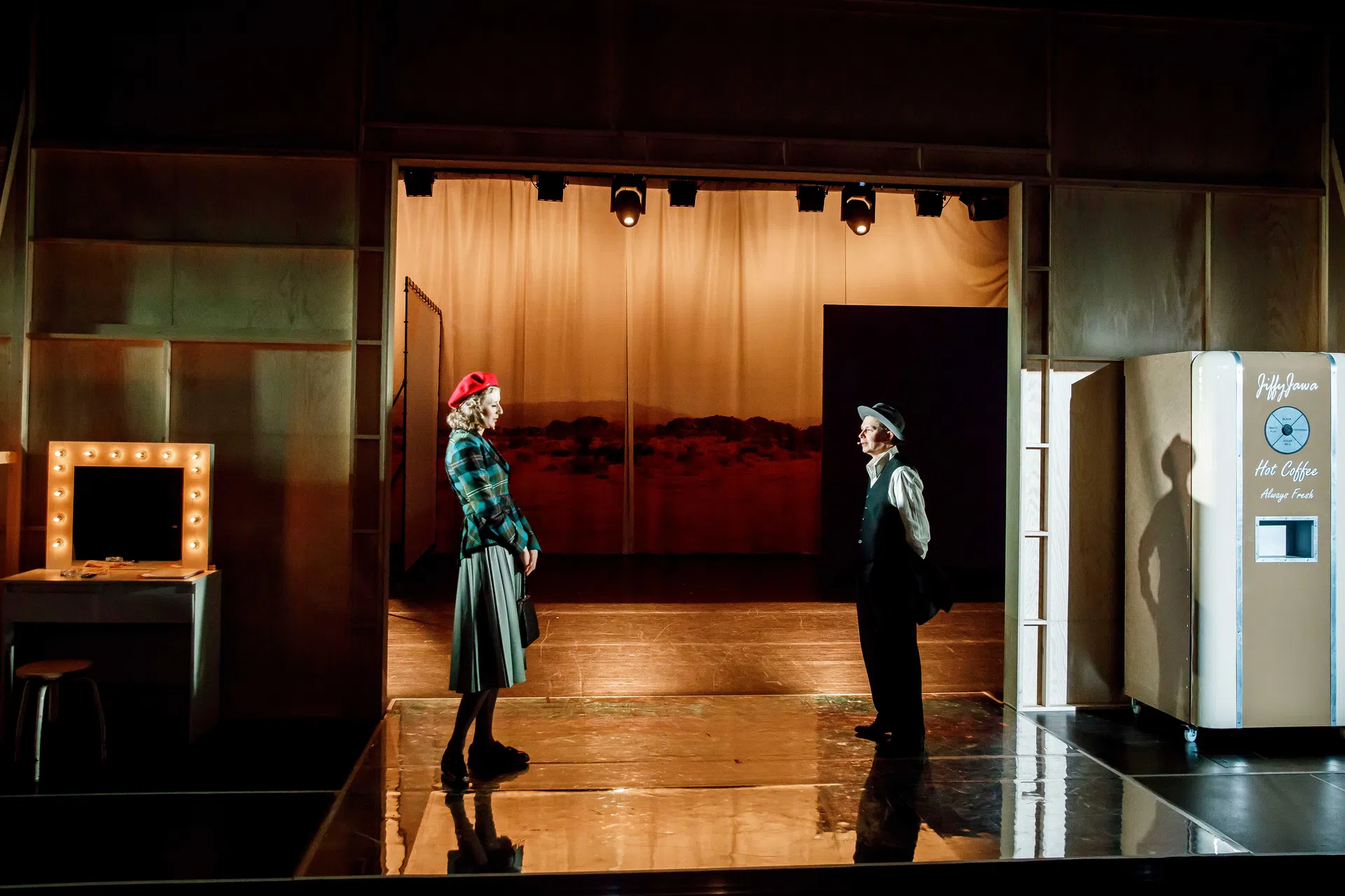 Dwóch aktorów na scenir. Fot: Krzysztof Bieliński