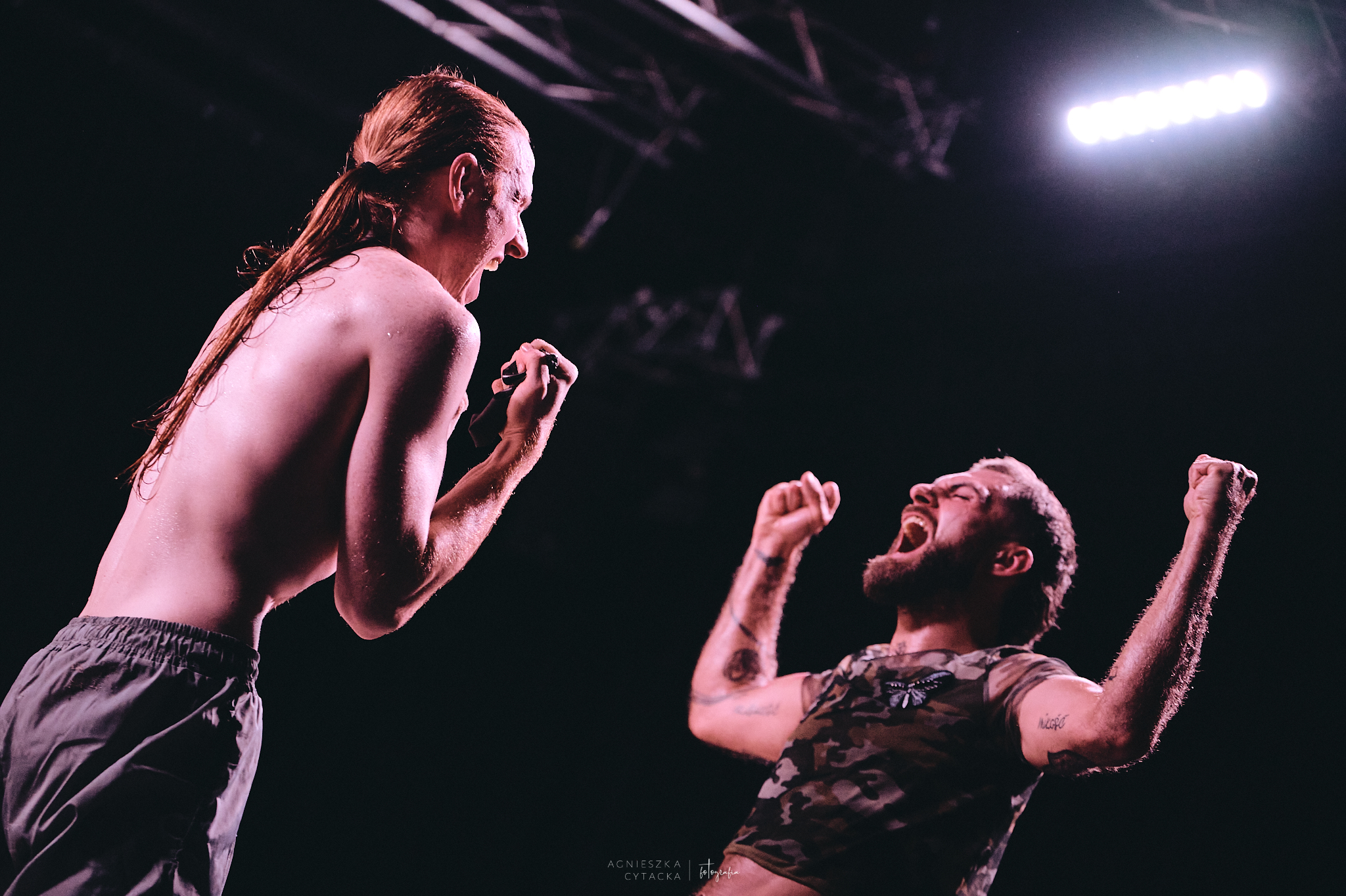 Dwóch aktorów w dynamicznych pozach. Fot: Agnieszka Cytacka