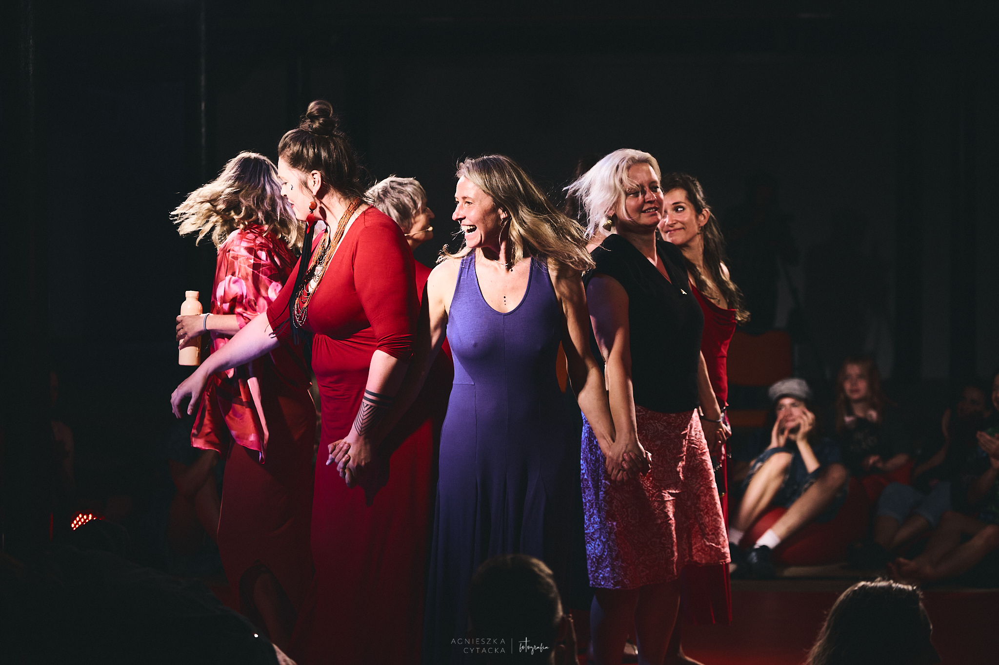 Aktorki odwrócone do publiczności. Fot: Agnieszka Cytacka