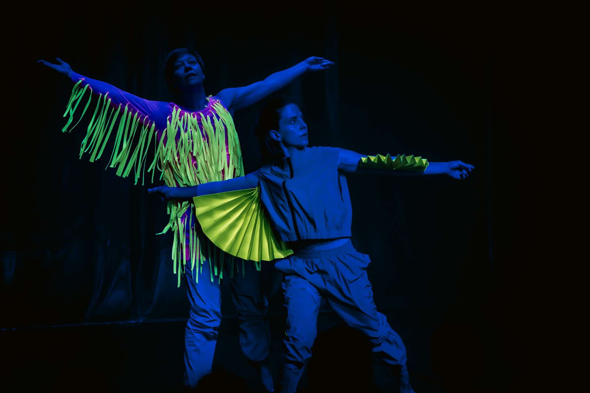 Dwóch aktorów w fluorescencyjnych strojach. Fot: HaWa