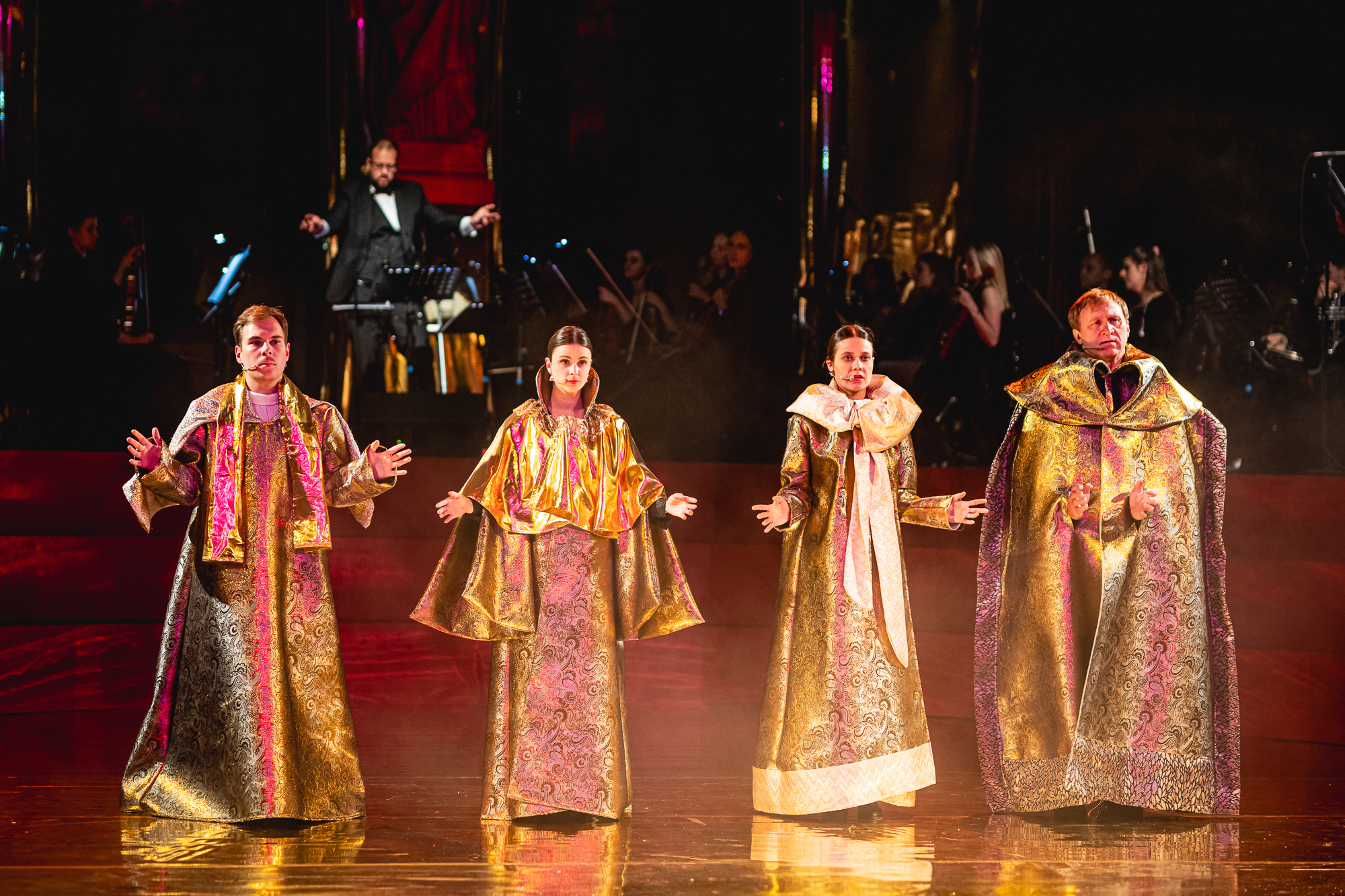 Czterech aktorów w strojnych kostiumach. Fot: Maciej Zakrzewski