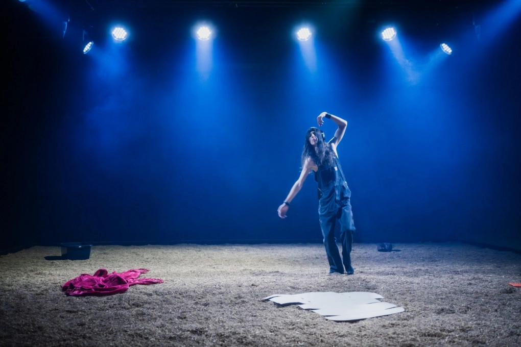 Aktor w tanecznej pozie. Fot: Piotr Nykowski