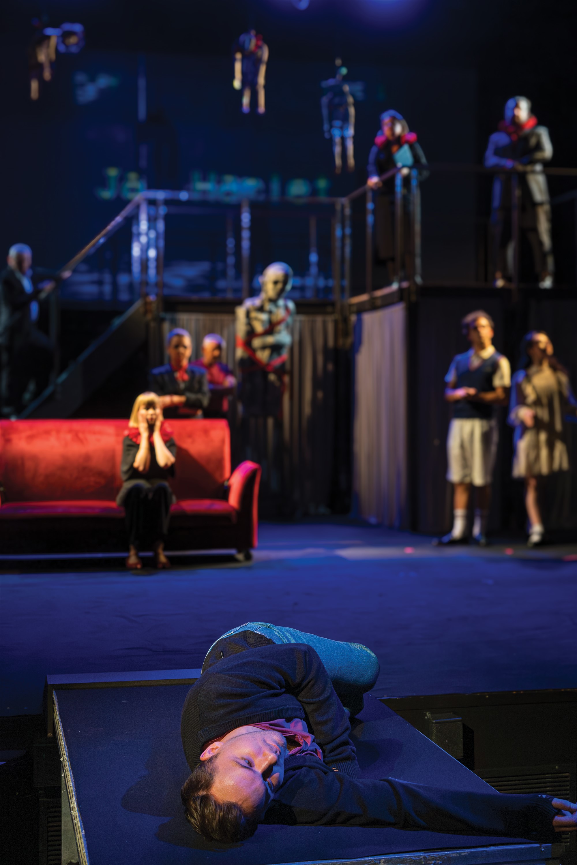 Aktor leżący na proscenium. Fot: Agata Konarska