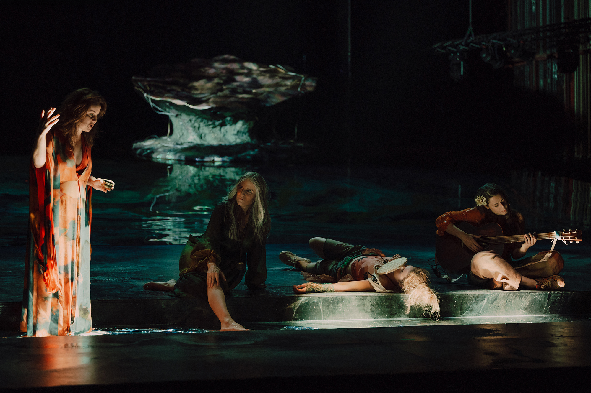 Cztery aktorki na scenie. Fot: Karolina Jóźwiak