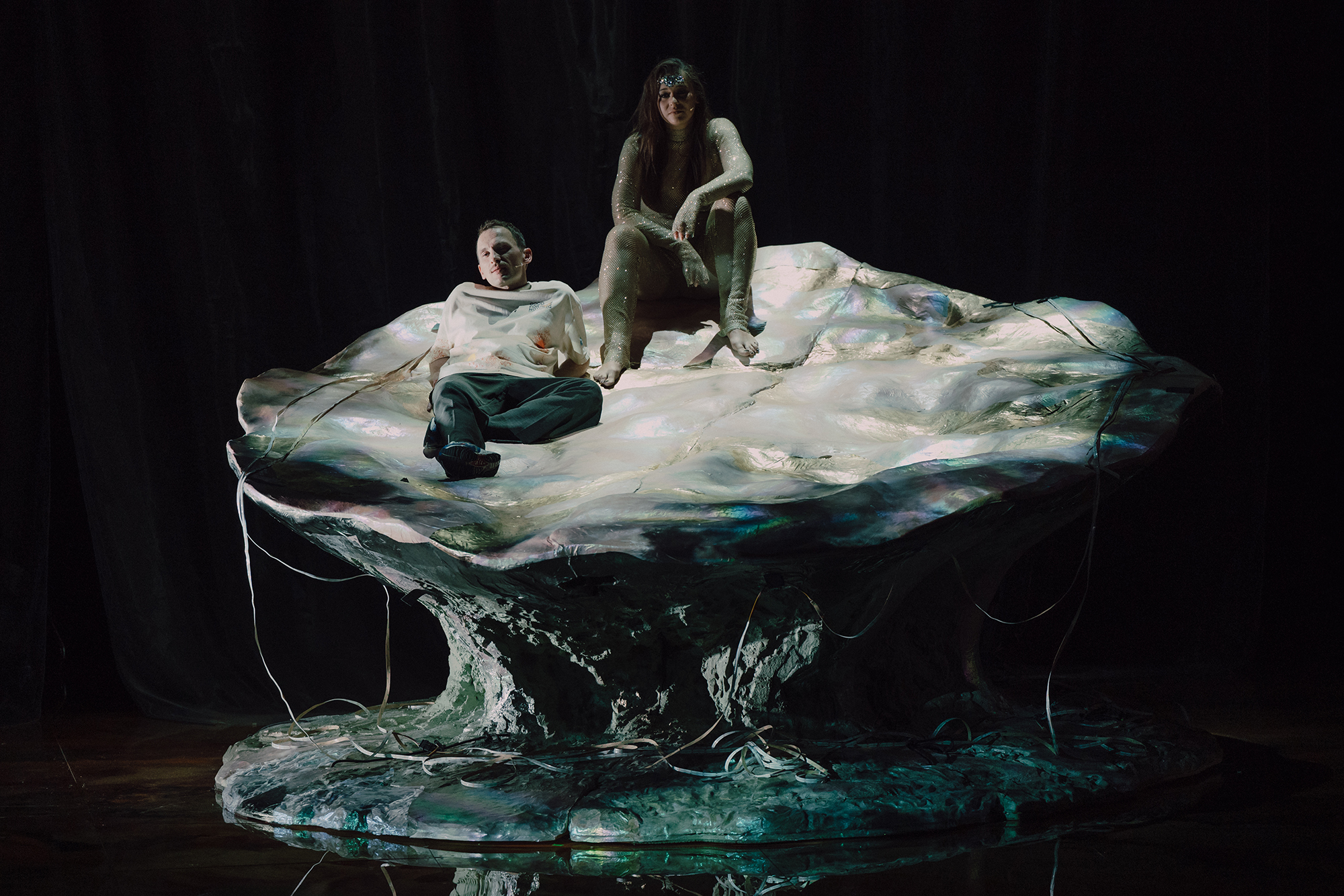 Dwóch aktorów siedzi na dużej instalacji przypominającej grzyb. Fot: Karolina Jóźwiak